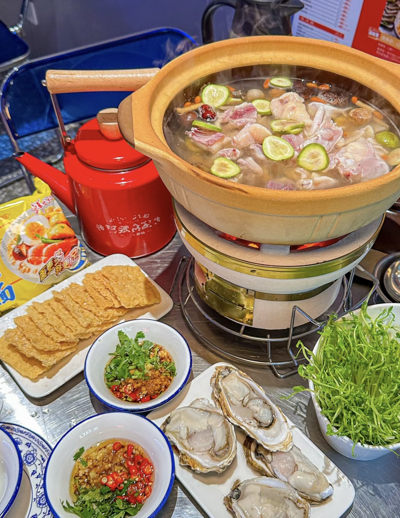 传统炭炉，慢炖出的美味鸡煲。鸡肉鲜嫩多汁 配图1