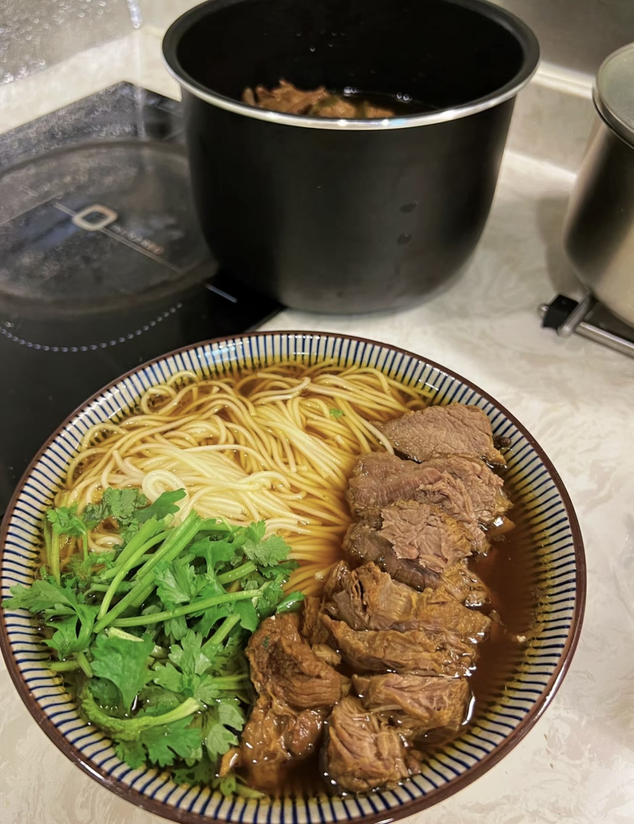 大块牛肉炖至软烂，融入浓郁红烧汤汁，搭配 配图1