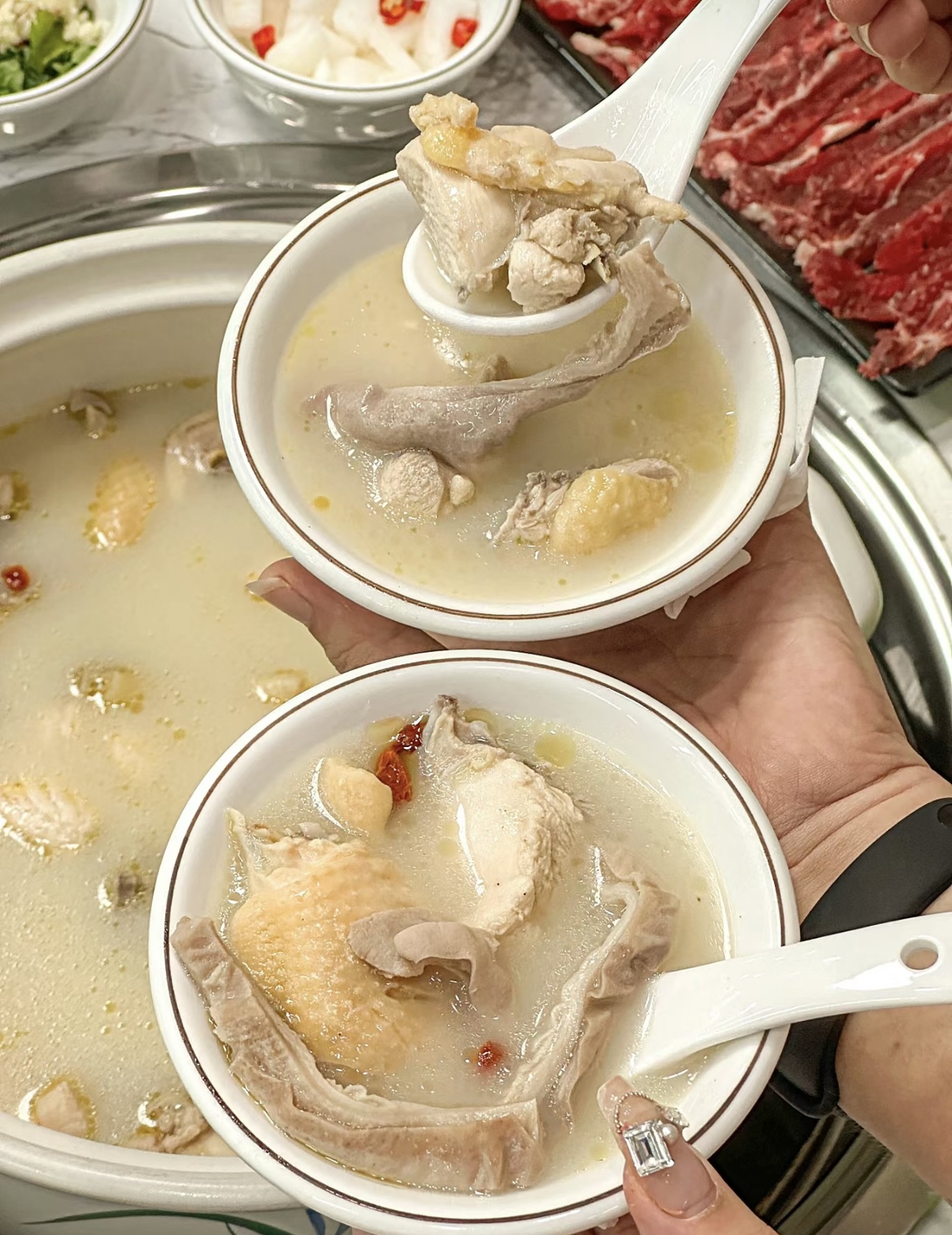 猪肚鸡，汤鲜味美。猪肚弹牙，鸡肉嫩滑，二 配图3
