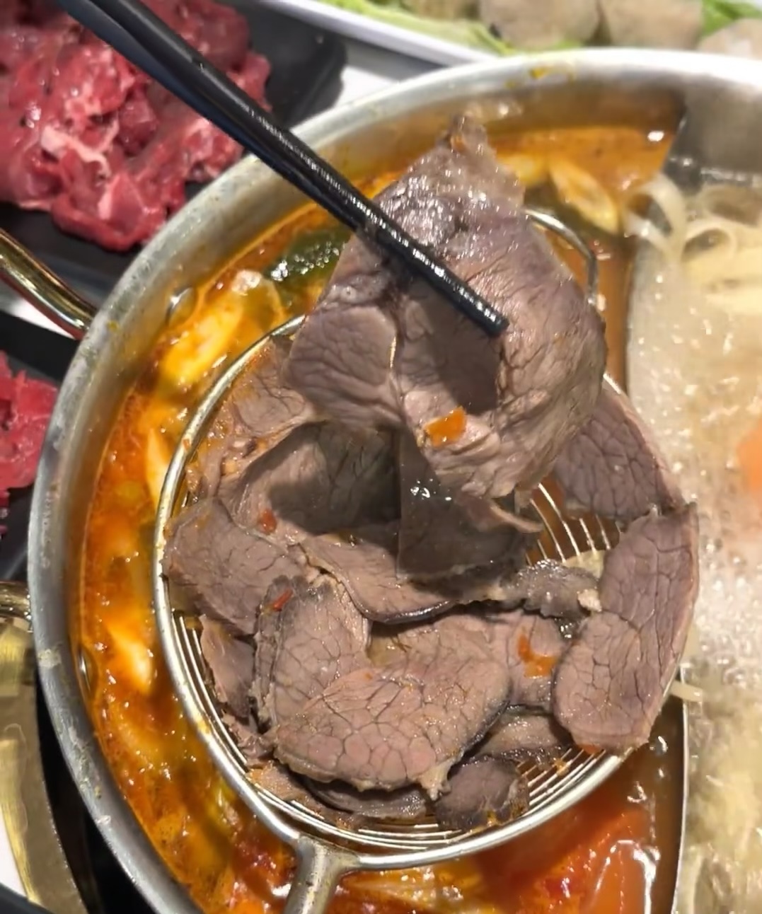 火锅派对开始啦！ ◎多样的食材，滚烫的锅 配图3