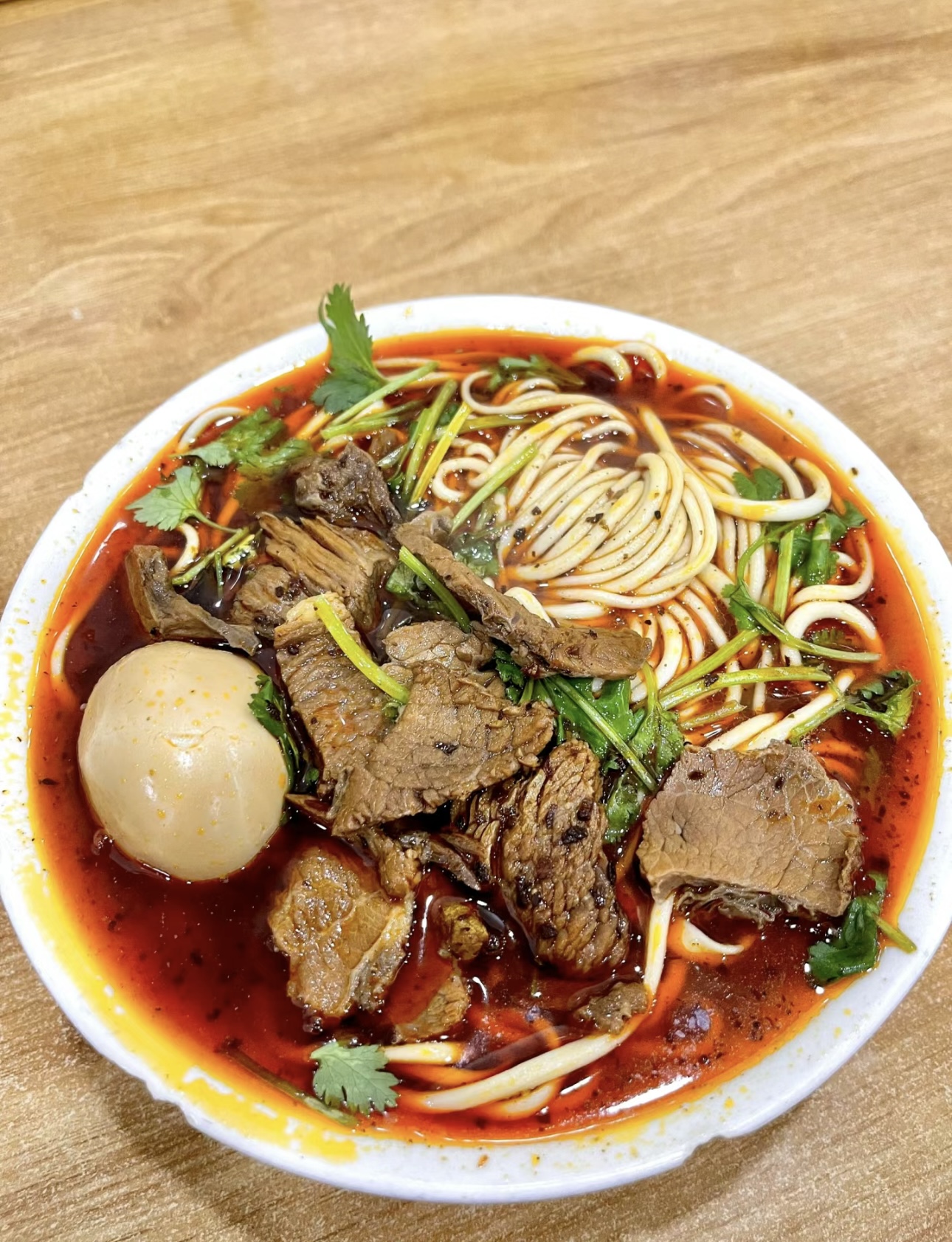 一碗鸡蛋牛肉面，筋道面条与鲜嫩牛肉完美搭 配图2