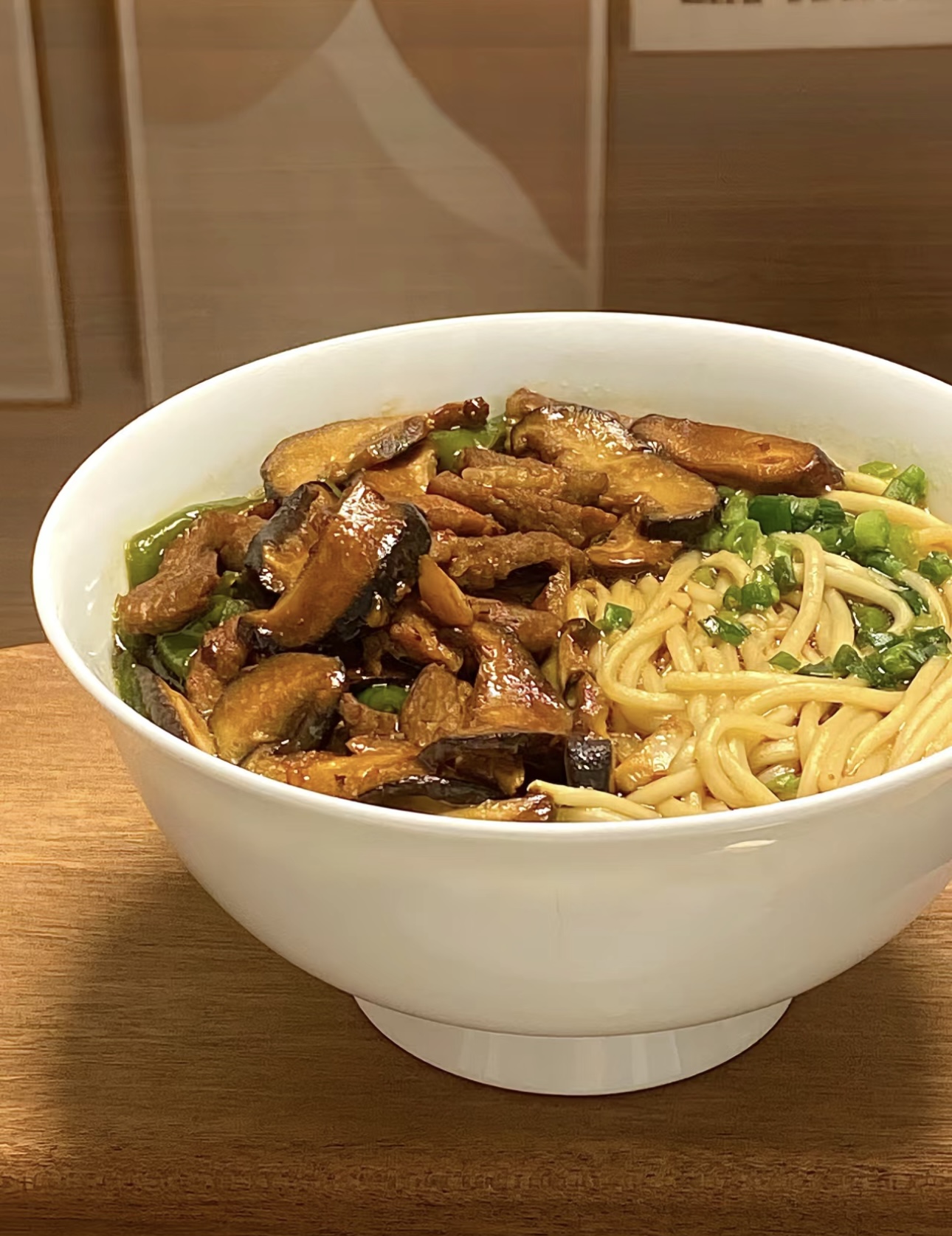 香菇肉片汤面，香菇的鲜美与肉片的嫩滑相得 配图1