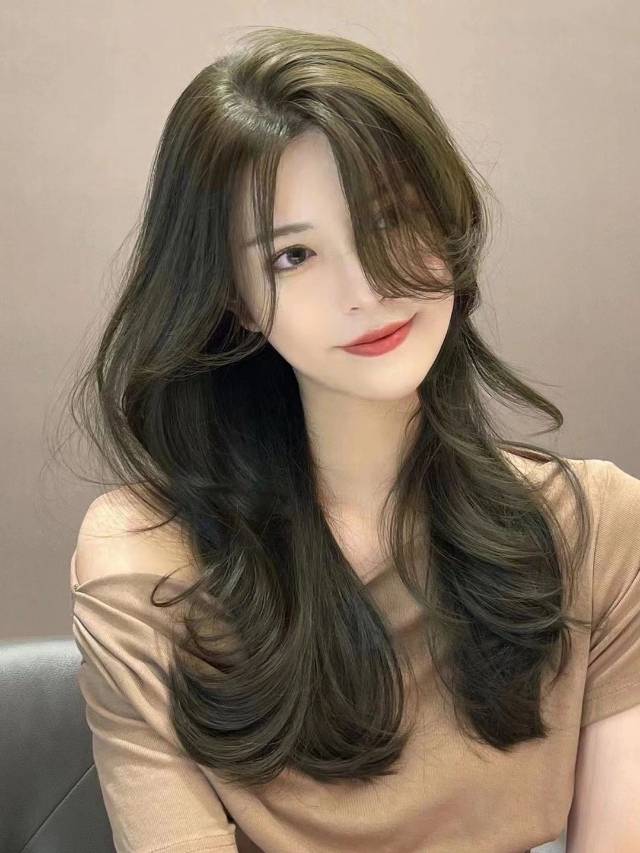 👉一款高级感十足的发色。最重要的是不用漂 配图3