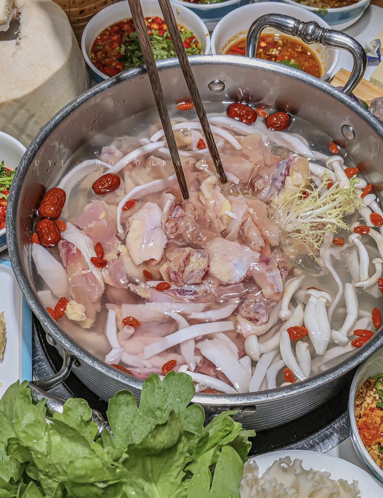 椰风轻拂，鲜香满锅。椰子鸡火锅，一场清新 配图1