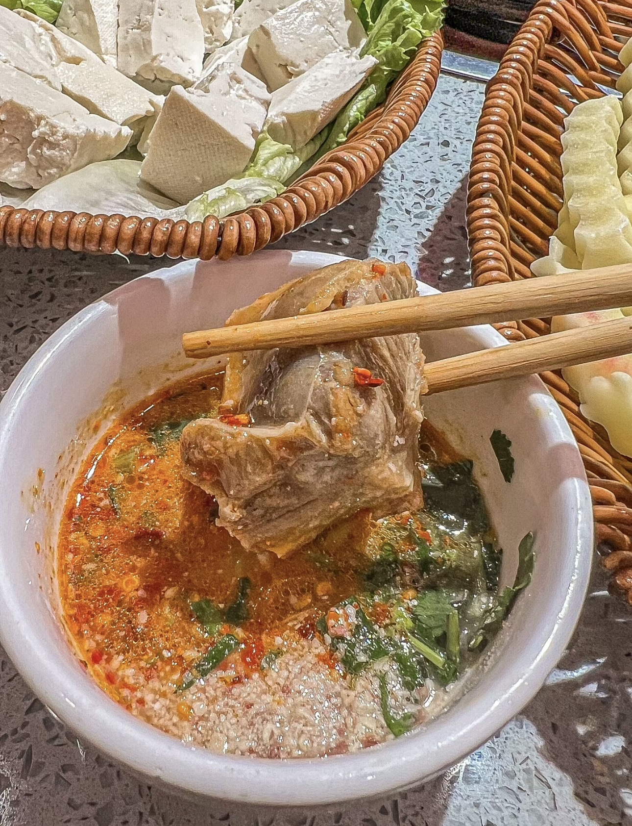 腊香浓郁的排骨，搭配丰富食材，煮成一锅美 配图3