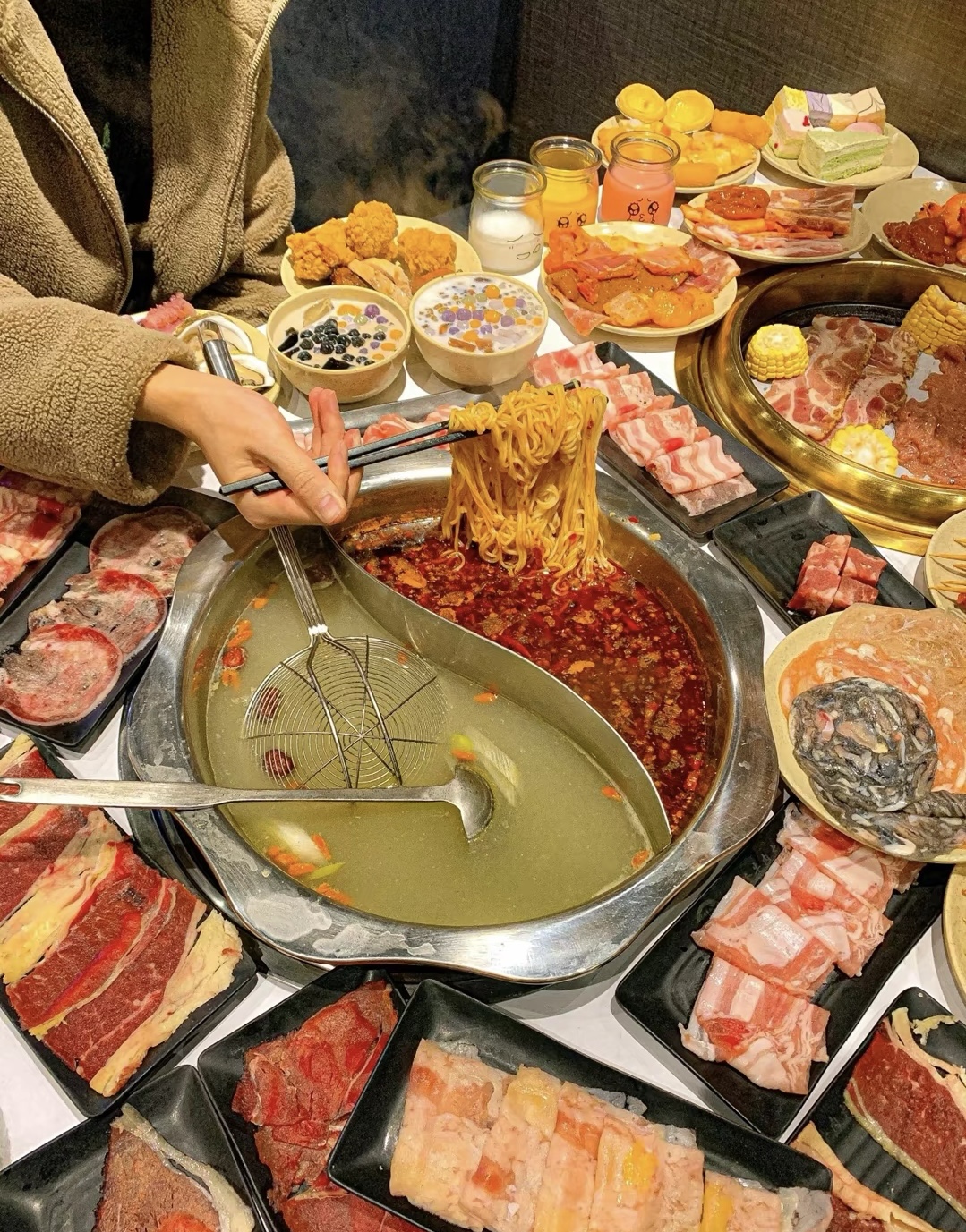 火锅，就像人生，五味杂陈，但每一口都是对 配图2