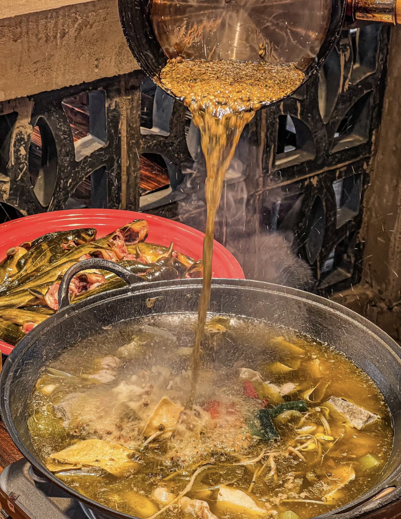 麻辣鱼火锅激情来袭！鲜嫩的鱼肉沉浸在热辣 配图2