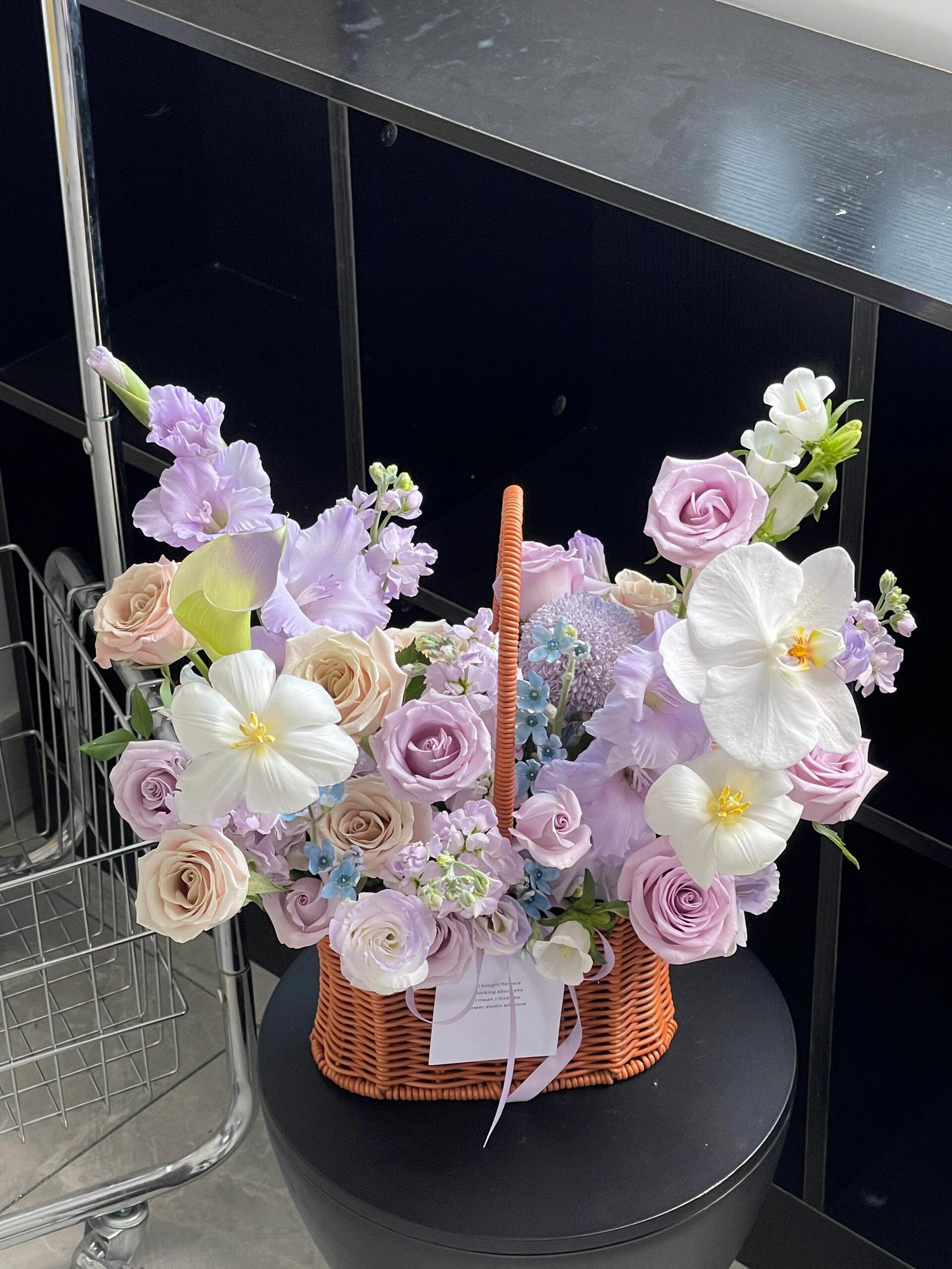 💜淡雅紫调温柔蔓延 手提花篮轻盈雅致 藏 配图1