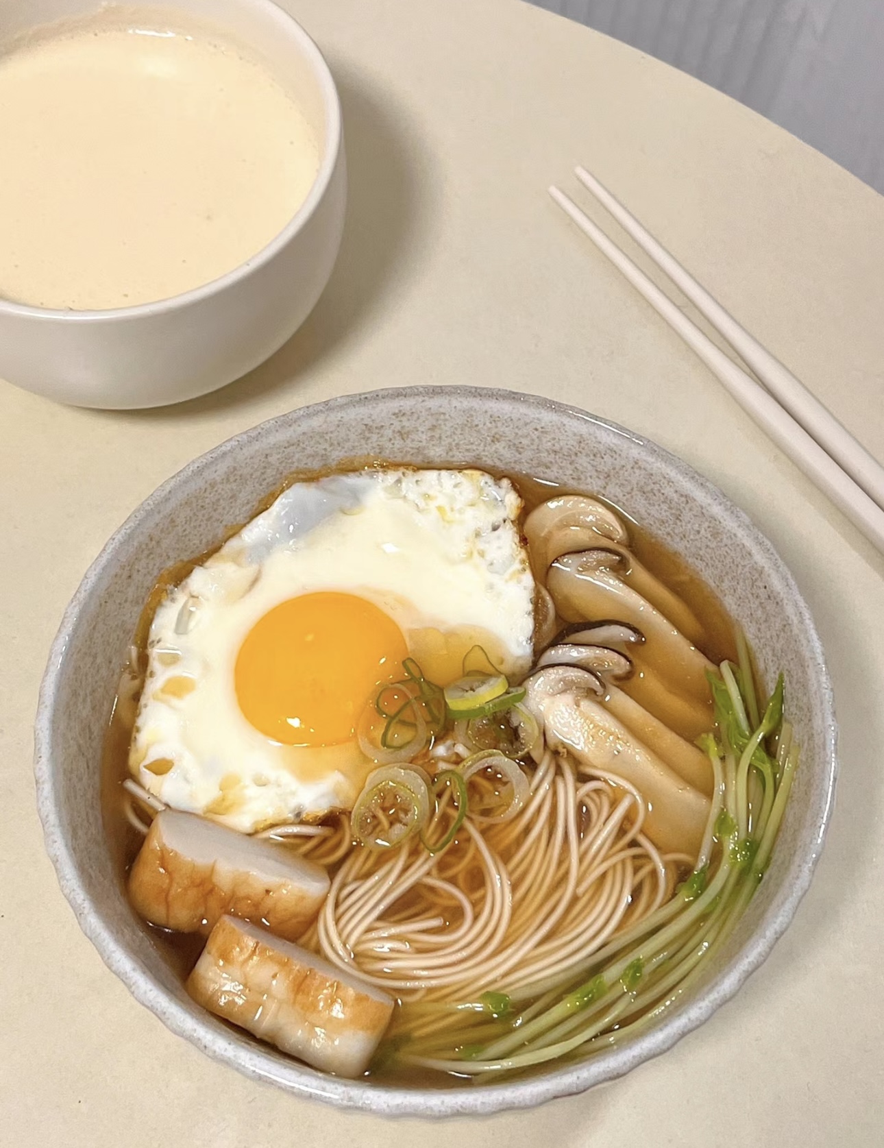 松茸清汤素面，如诗般淡雅。珍贵的松茸在清 配图3
