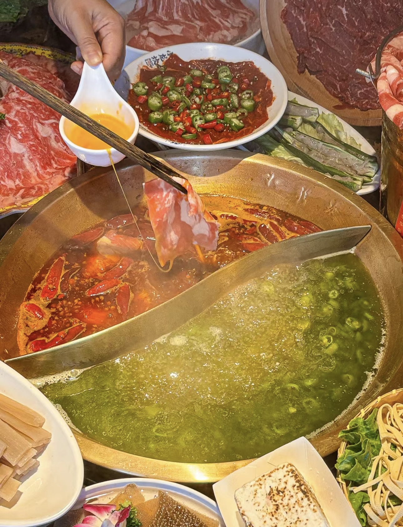 一锅鸳鸯，两种风情。清汤的淡雅与红汤的热 配图2