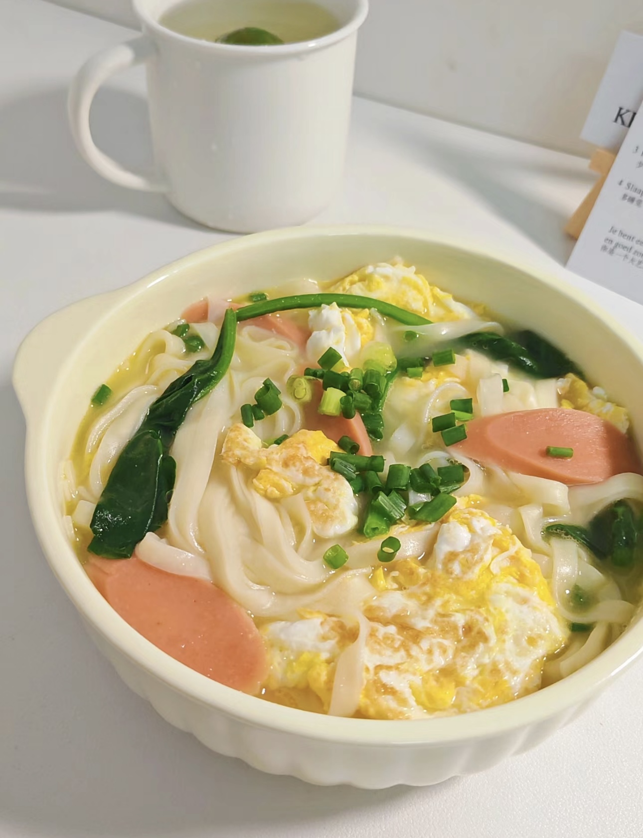 菠菜鸡蛋面，清新与营养的邂逅。菠菜的鲜嫩 配图2