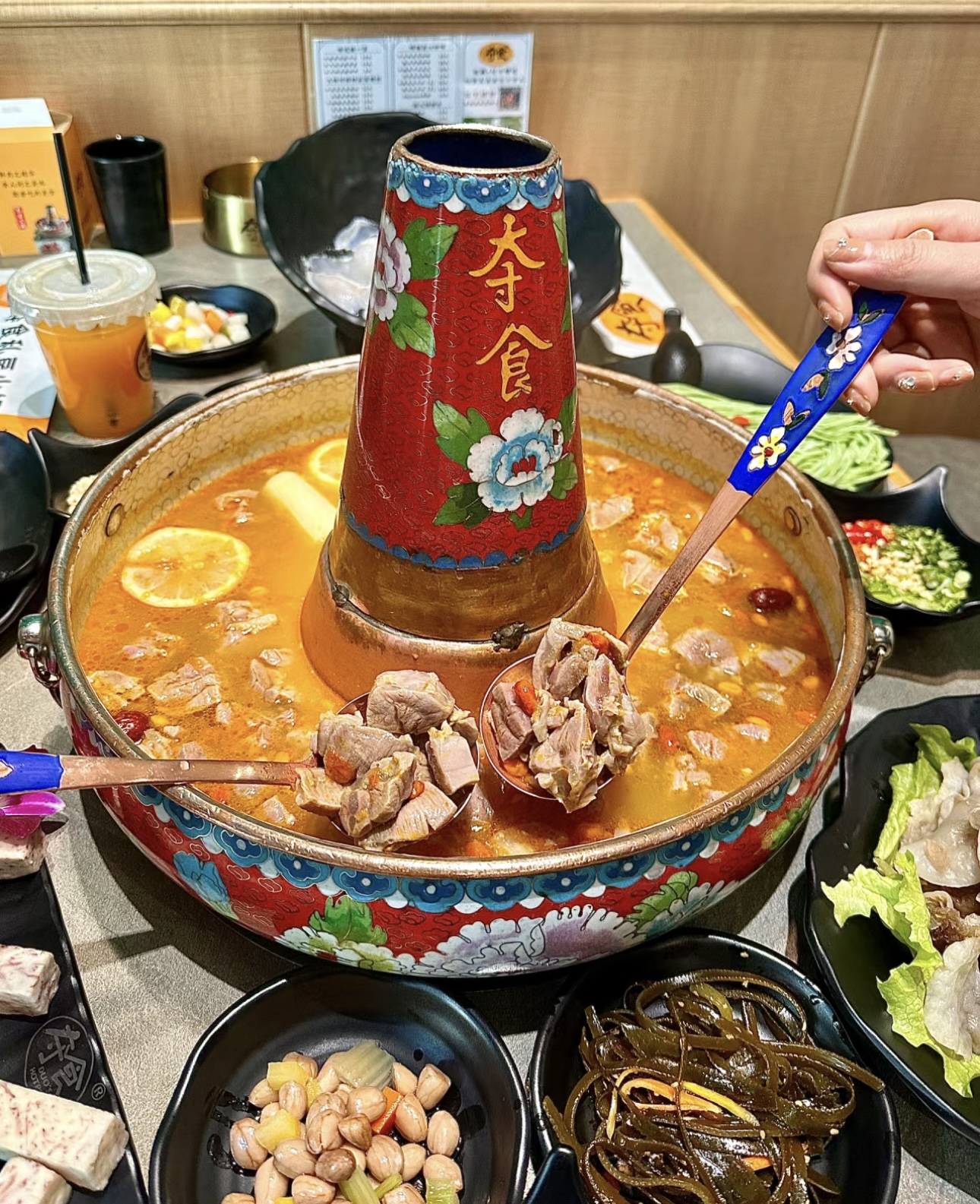 新疆土火锅，装满了新疆的故事与风情。一口 配图1