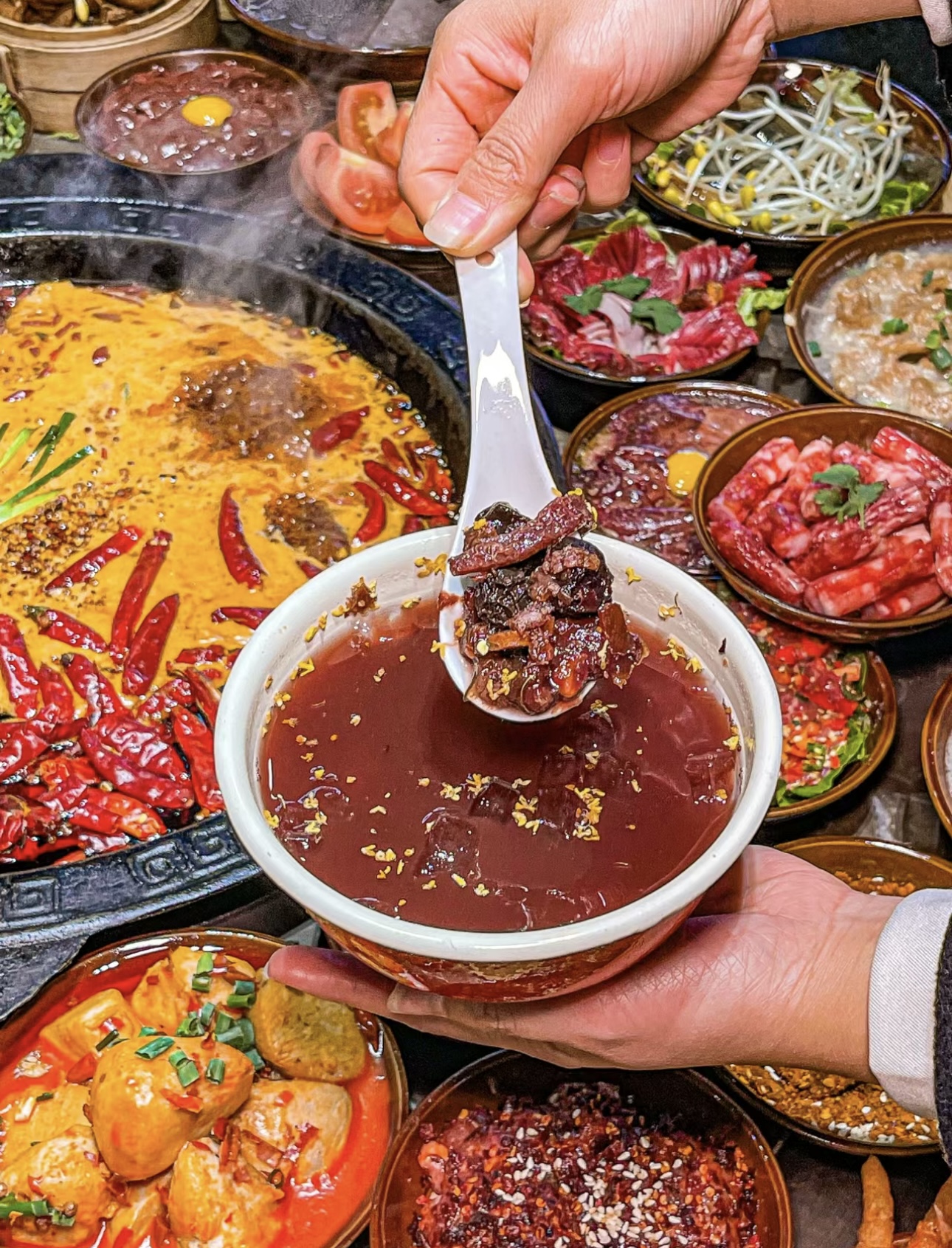 火锅店内热气腾腾，食材在锅中跳跃。香辣气 配图3
