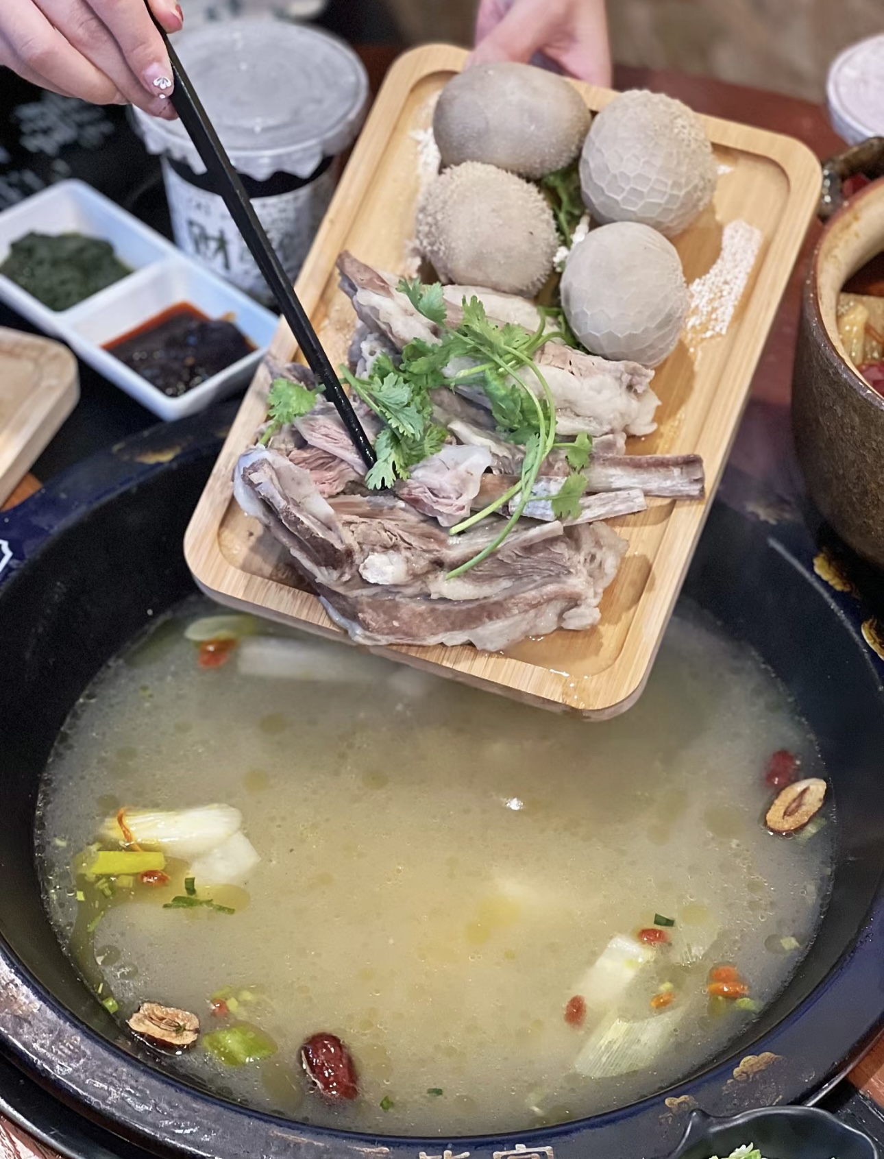 羊汤火锅，鲜香四溢。浓郁羊汤为底，食材在 配图1