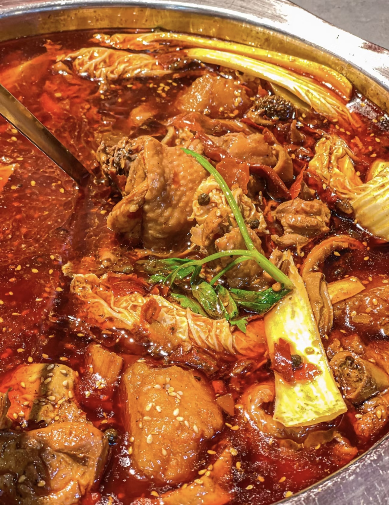 🐔鸡肉鲜嫩多汁，在香辣的锅底中翻滚🥘，每 配图1