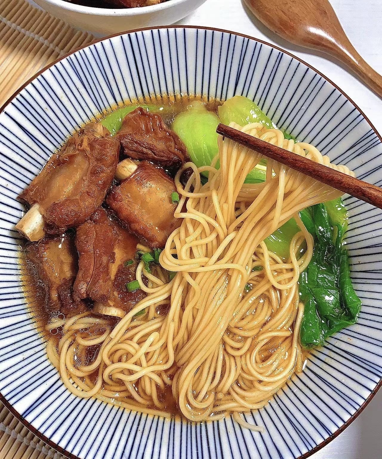 排骨放入锅中，加姜片、大葱、料酒，焯水后 配图1