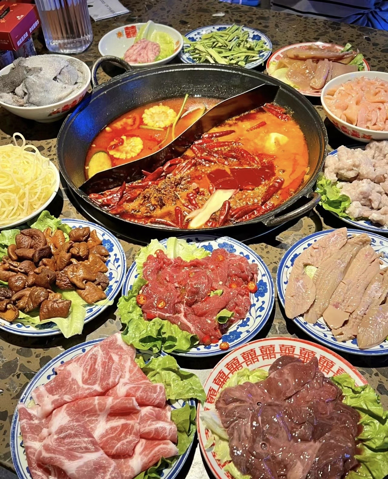 热气腾腾的火锅，香气四溢，仿佛置身于美食 配图1