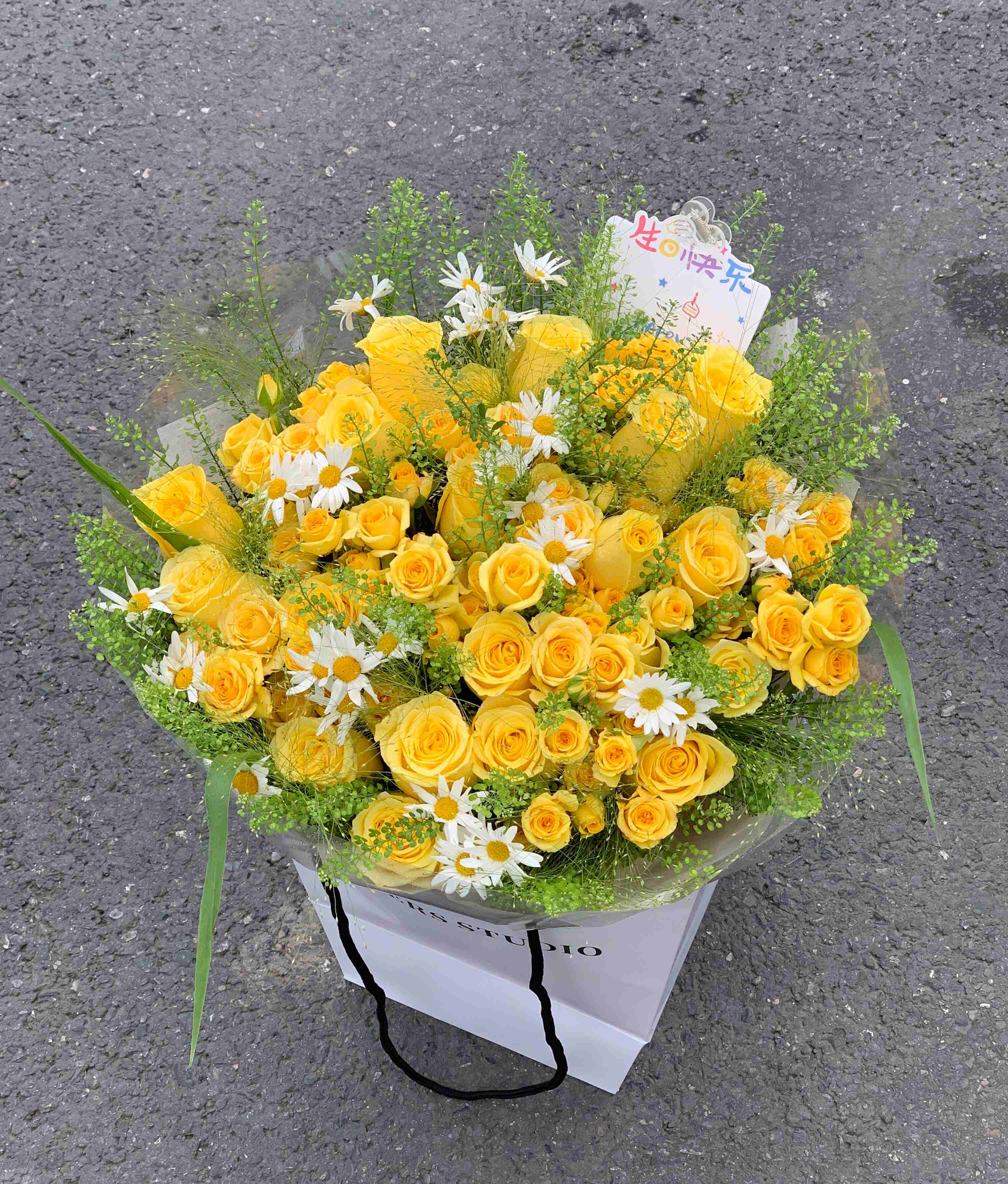 用一束清新黄玫瑰花束💐 给生日添一份温柔 配图1