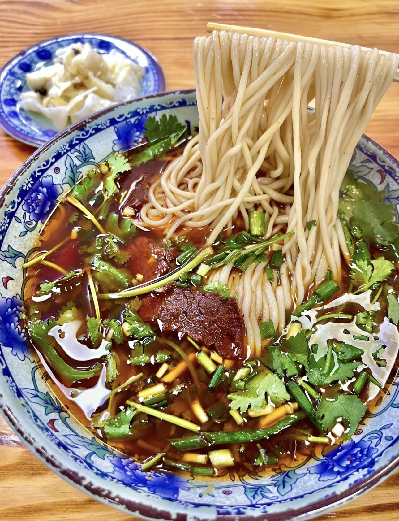 合肥牛肉面，面条筋道有嚼劲，牛肉大块又软 配图2