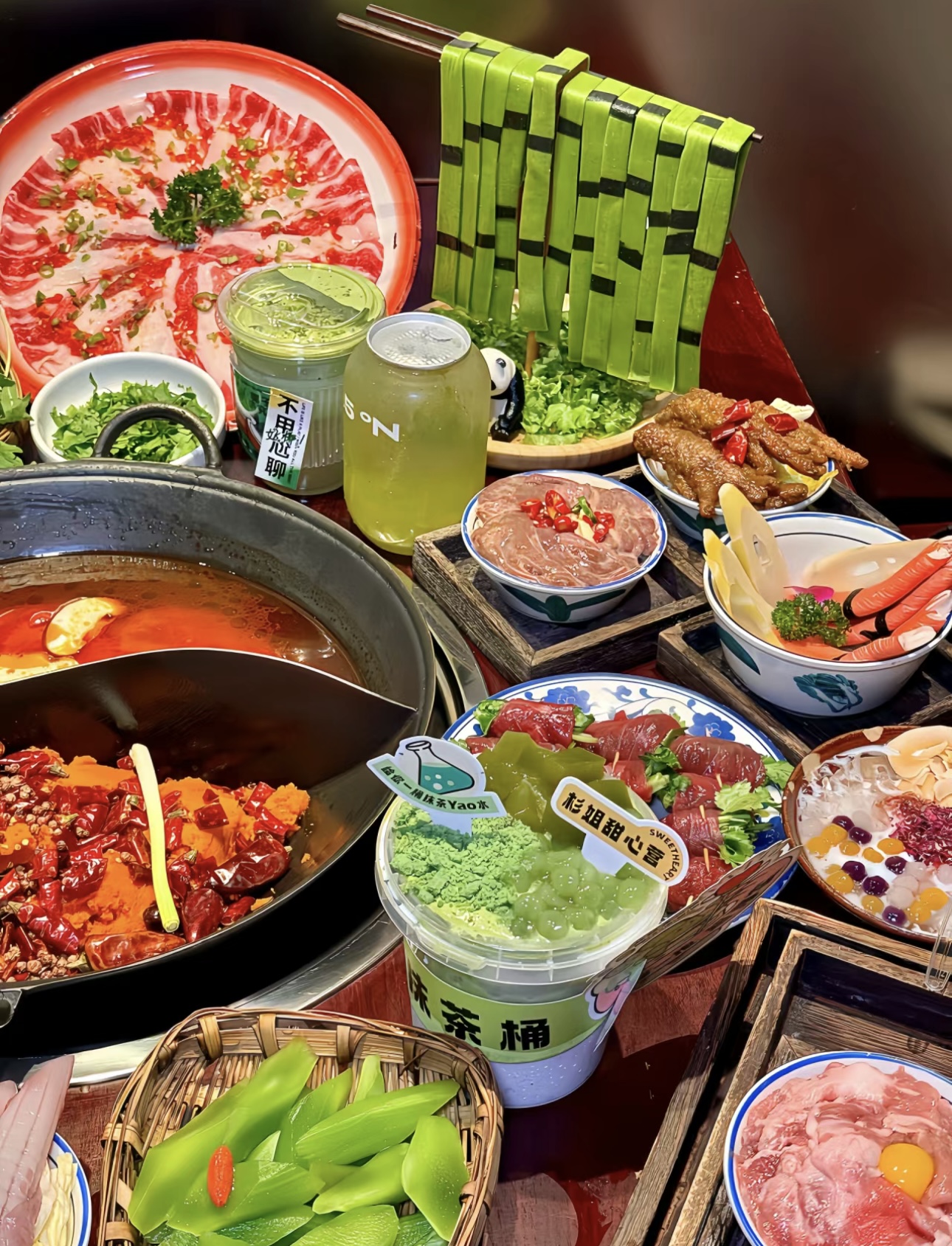 重庆老火锅，鲜香麻辣，地道风味。锅底红油 配图1