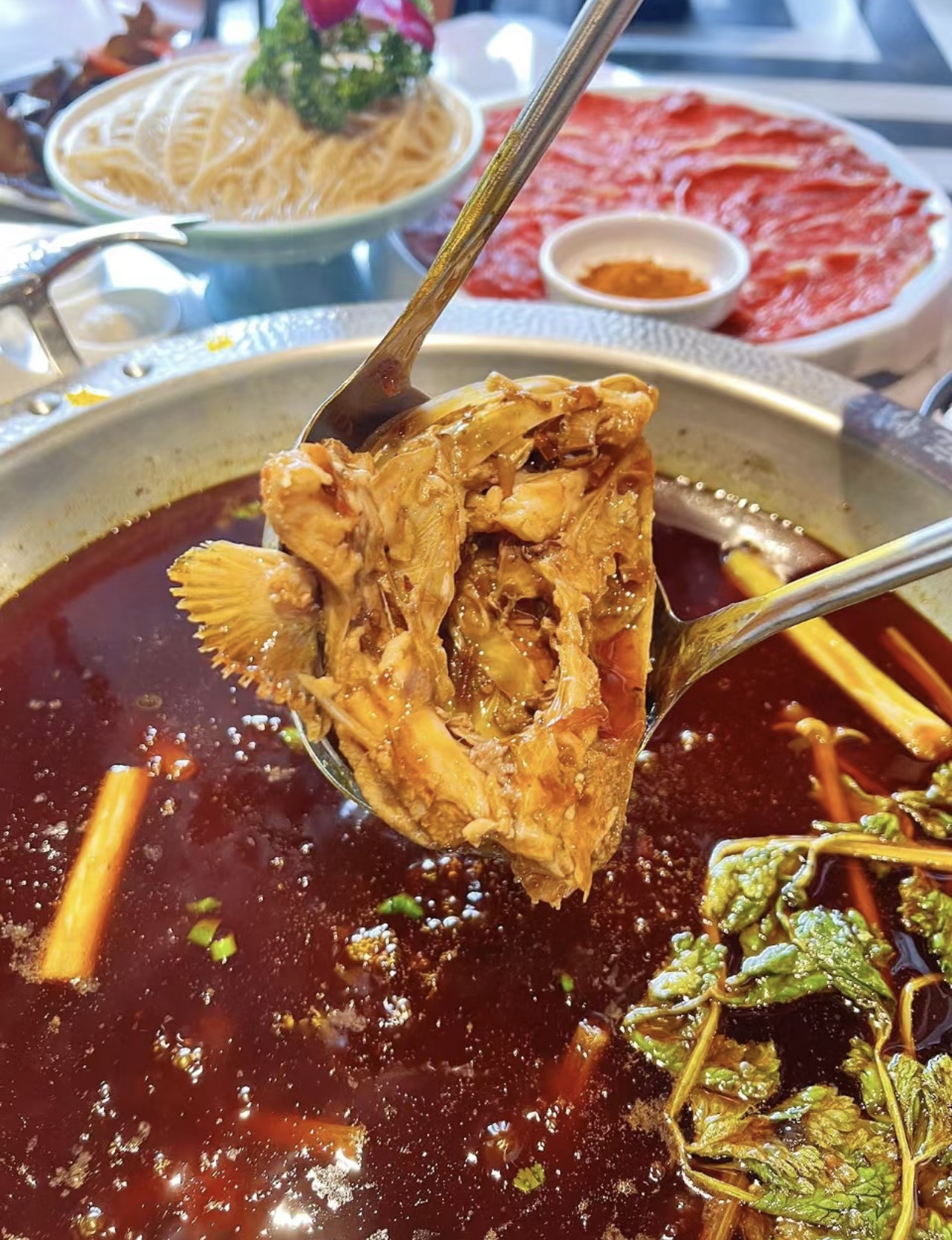 🐟鱼头火锅，鲜美的代名词！🤩 🥘 现杀的 配图2