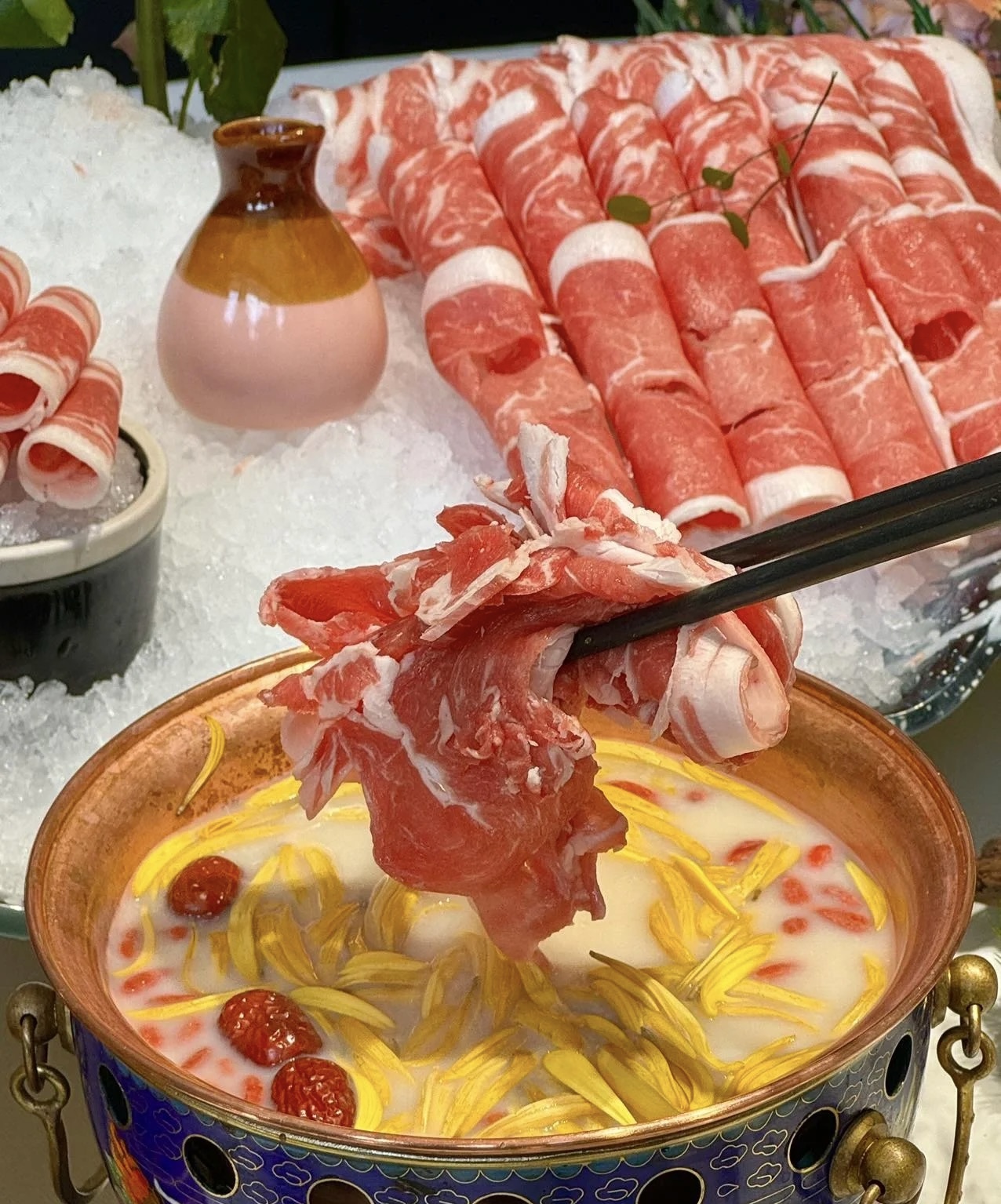金黄菊花漂浮汤中，与食材相互交融，散发出 配图3