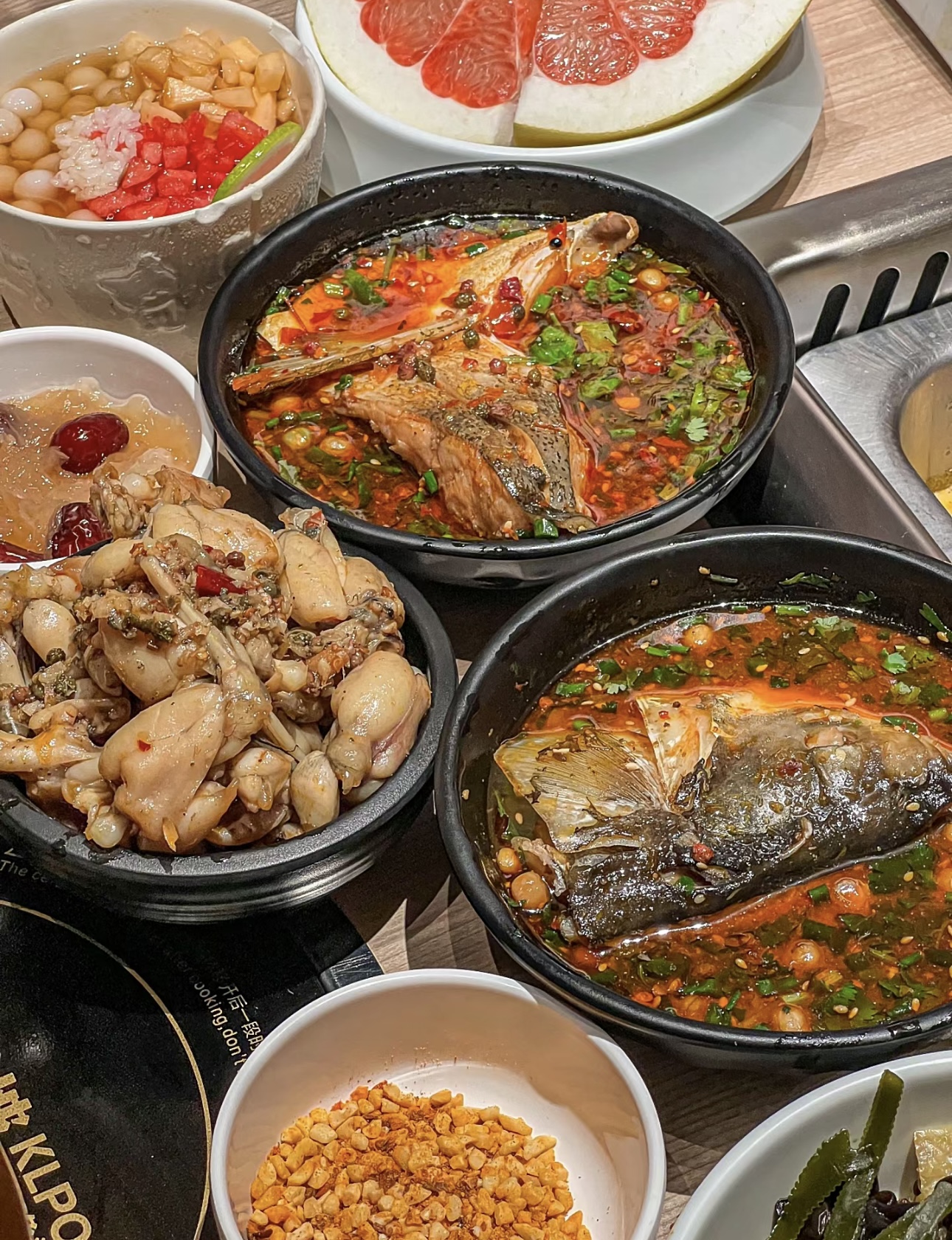 鱼头火锅，鲜香开场。硕大肥美的鱼头，在热 配图3