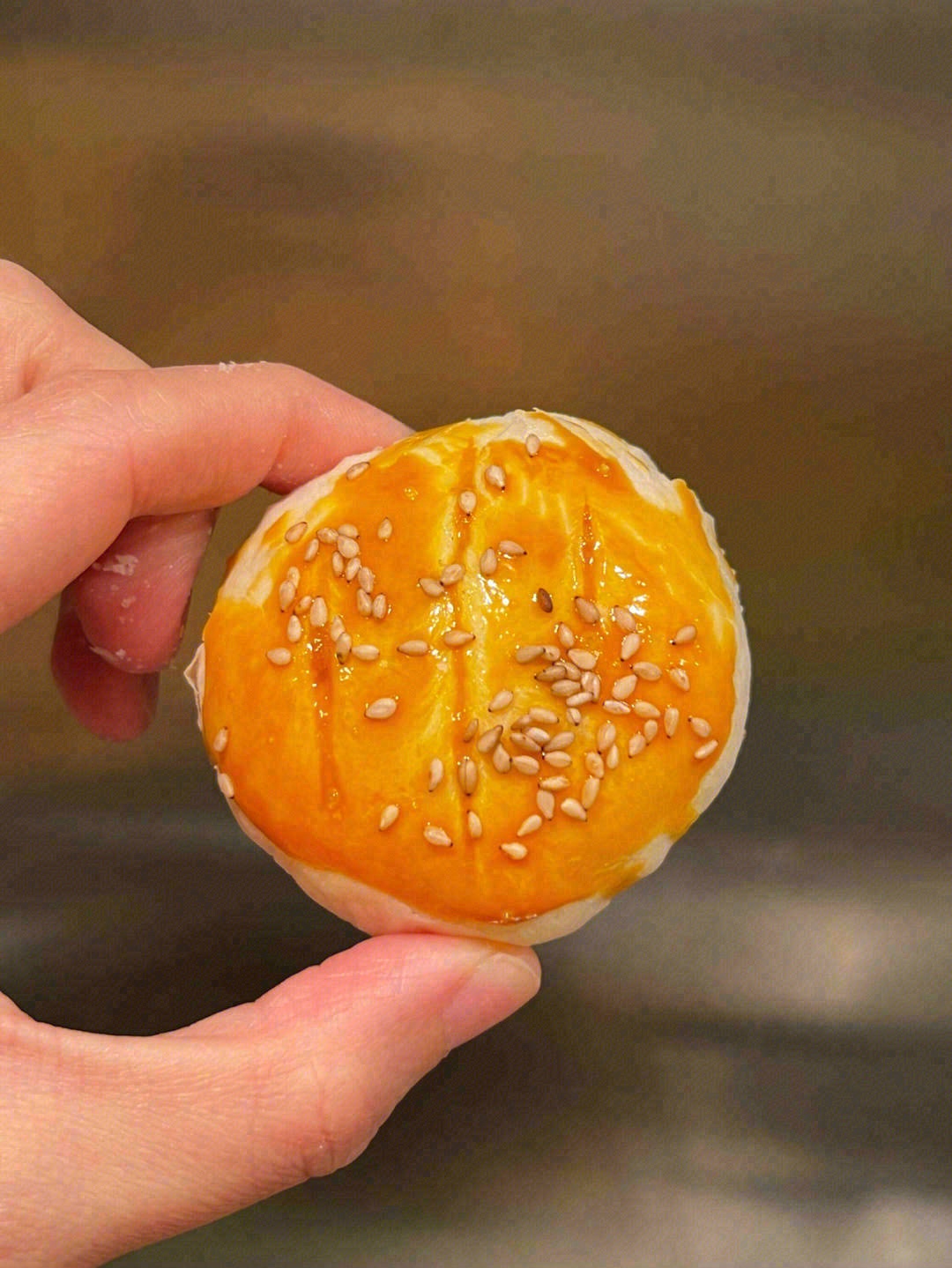 外皮烤成诱人的金黄色🌟，饼皮层层的油酥薄 配图3