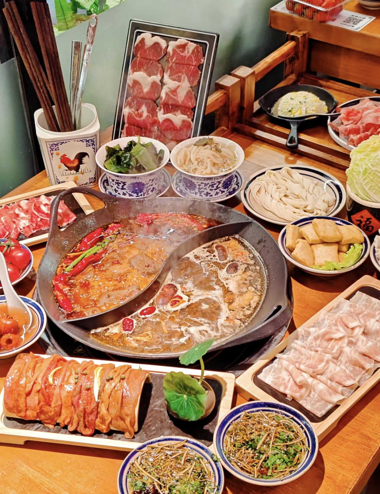 寒冷冬日，火锅相伴。滚烫的锅底，丰富的菜 配图1