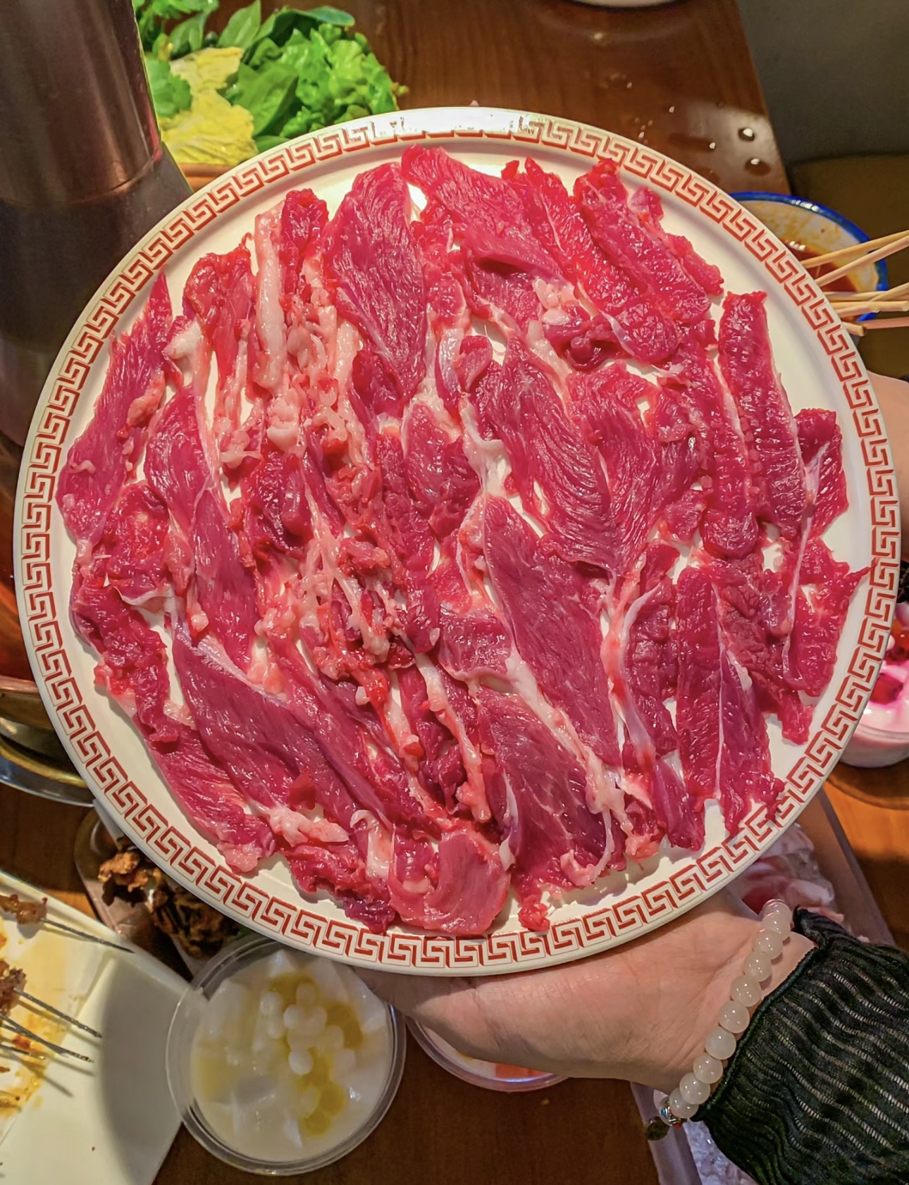 铜锅袅袅升热气，鲜肉片片涮香来。清汤锅底 配图2