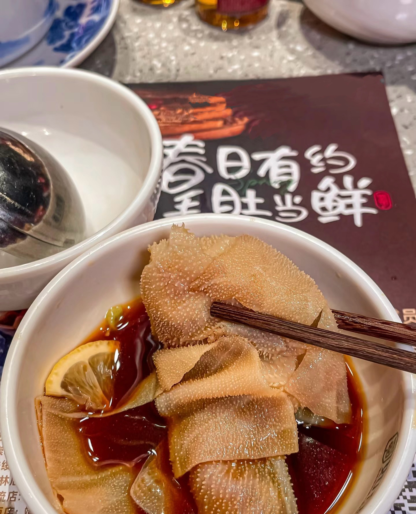 巴掌大的铺盖毛肚入红油，汁水浸透，够辣够 配图3