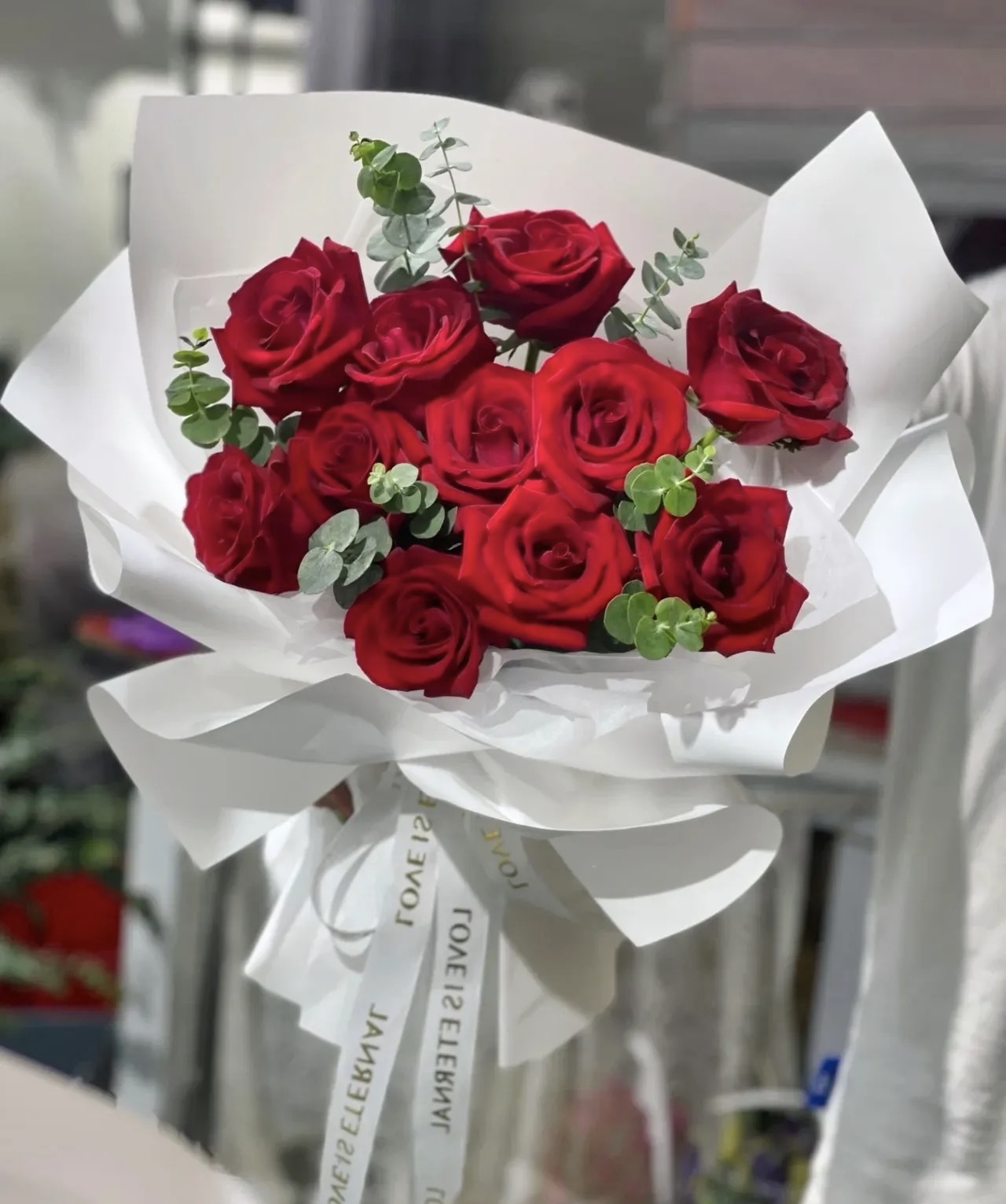 玫瑰花的花语：“爱意落山河，花满碎星辰。 配图3