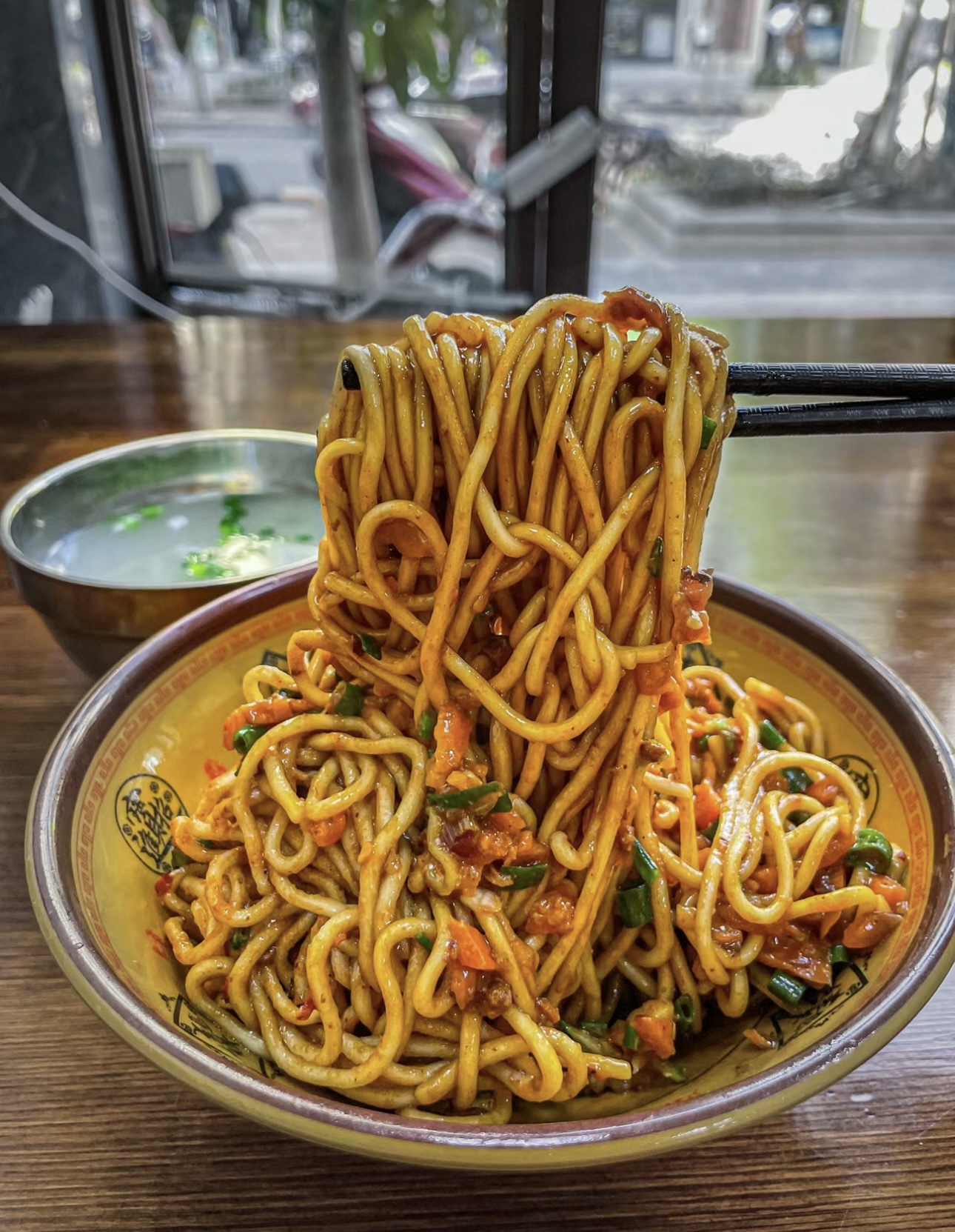 热干面，碱面条拌上香浓芝麻酱，辅以各种配 配图3