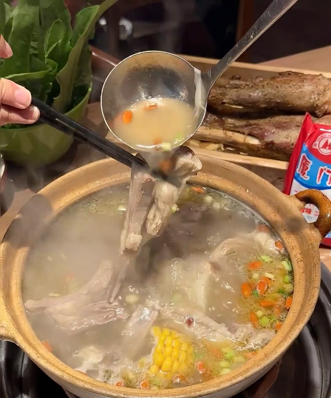 啊啊啊！满满的大锅的羊肉量是真的足啊！先 配图3