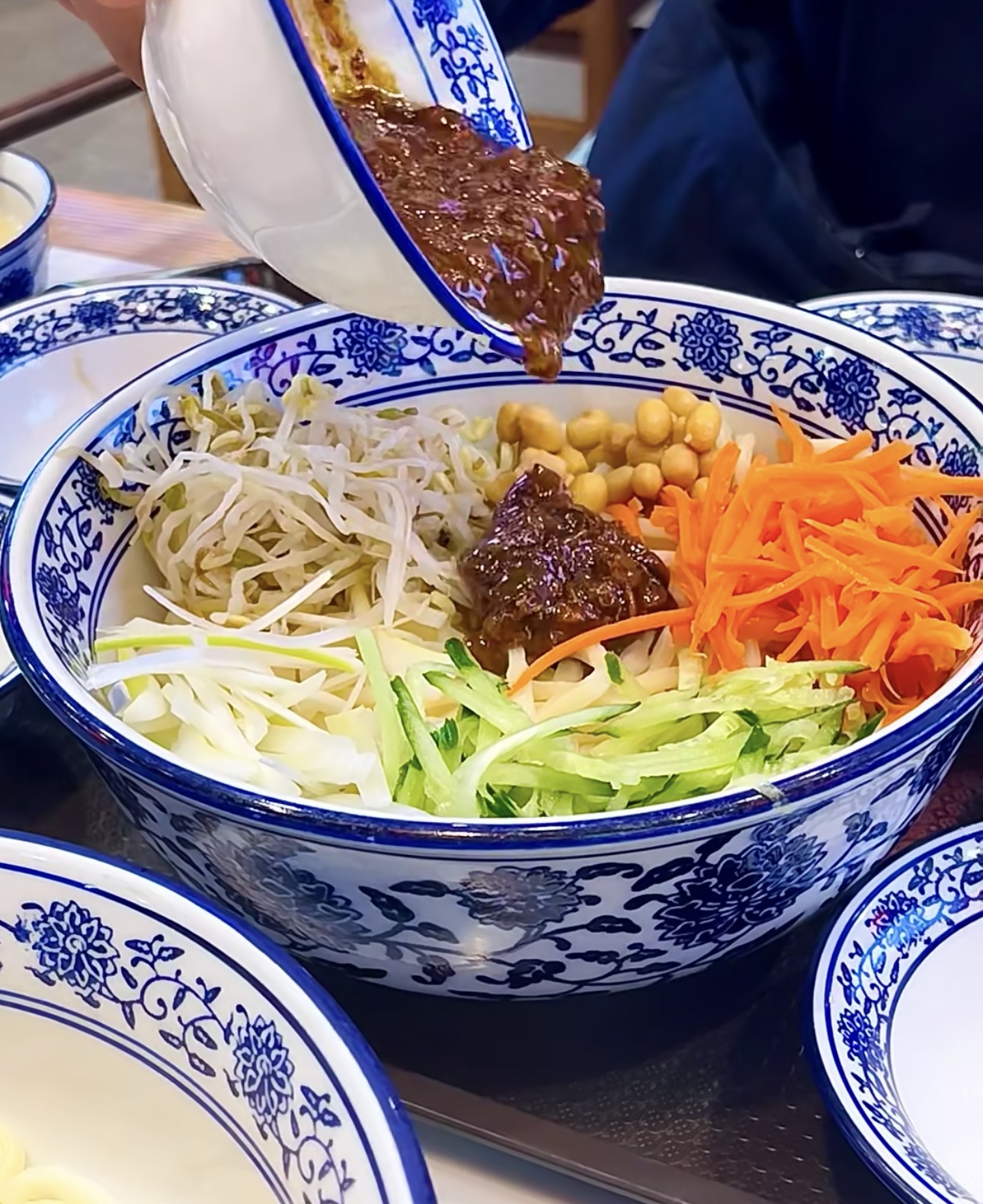 一碗炸酱面，酱香浓郁，面条根根劲道，每一 配图3