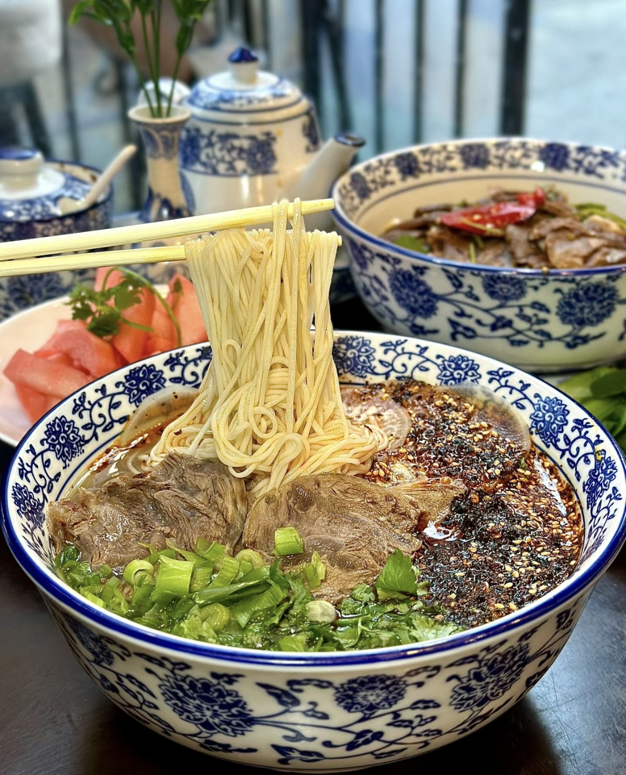 兰州拉面，细长的面条，鲜美的汤头，薄如蝉 配图2