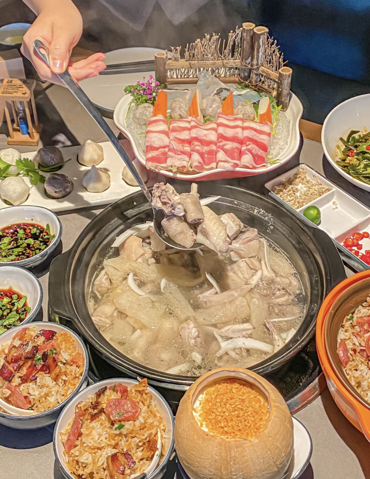🥥 椰子鸡火锅，一口鲜到骨子里！😋 🐔  配图1