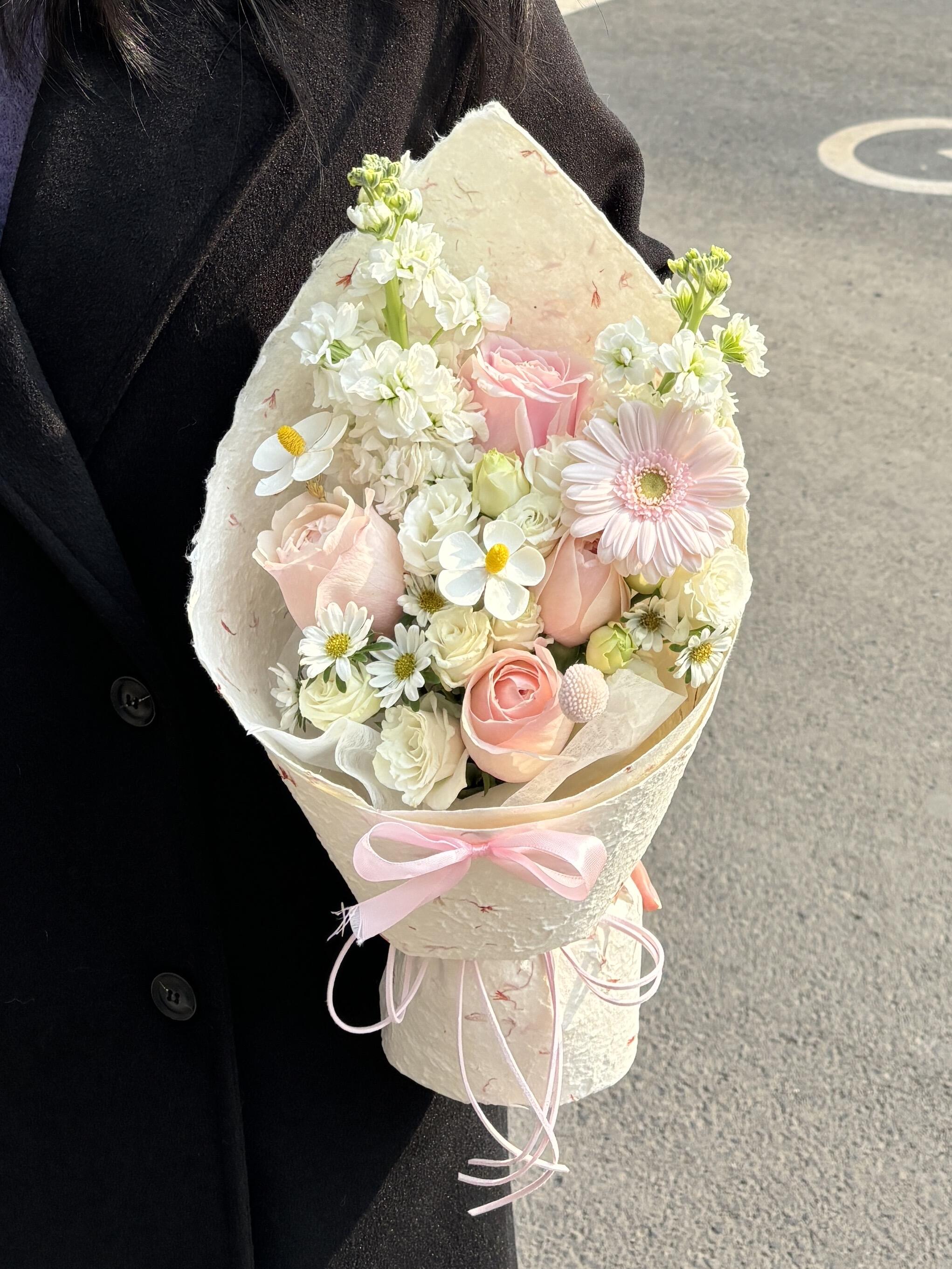 送女生小花束💐 愿今日有花🌸 有笑 有爱 配图3
