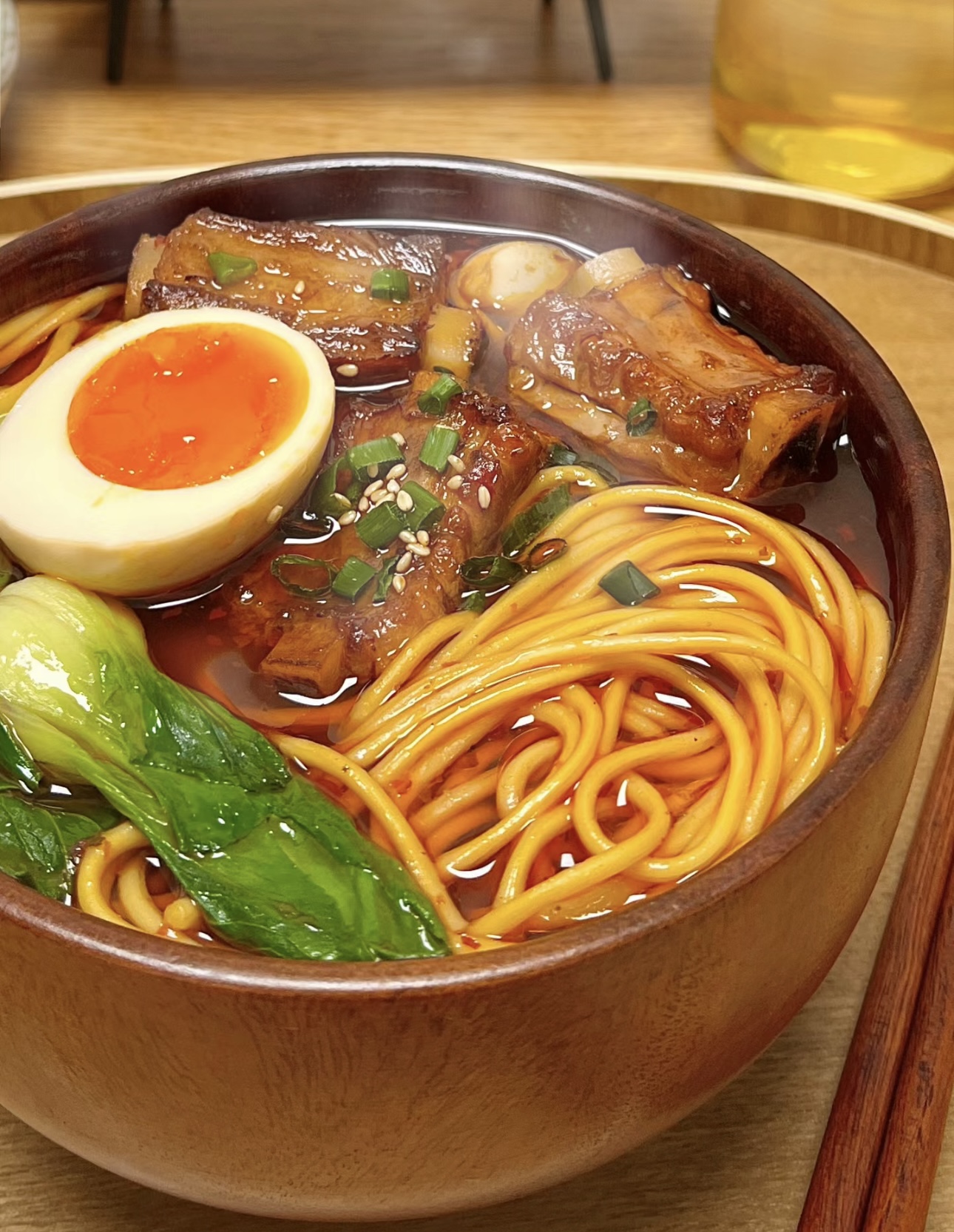 香辣排骨面，香辣滋味融入面条，大块排骨肉 配图1