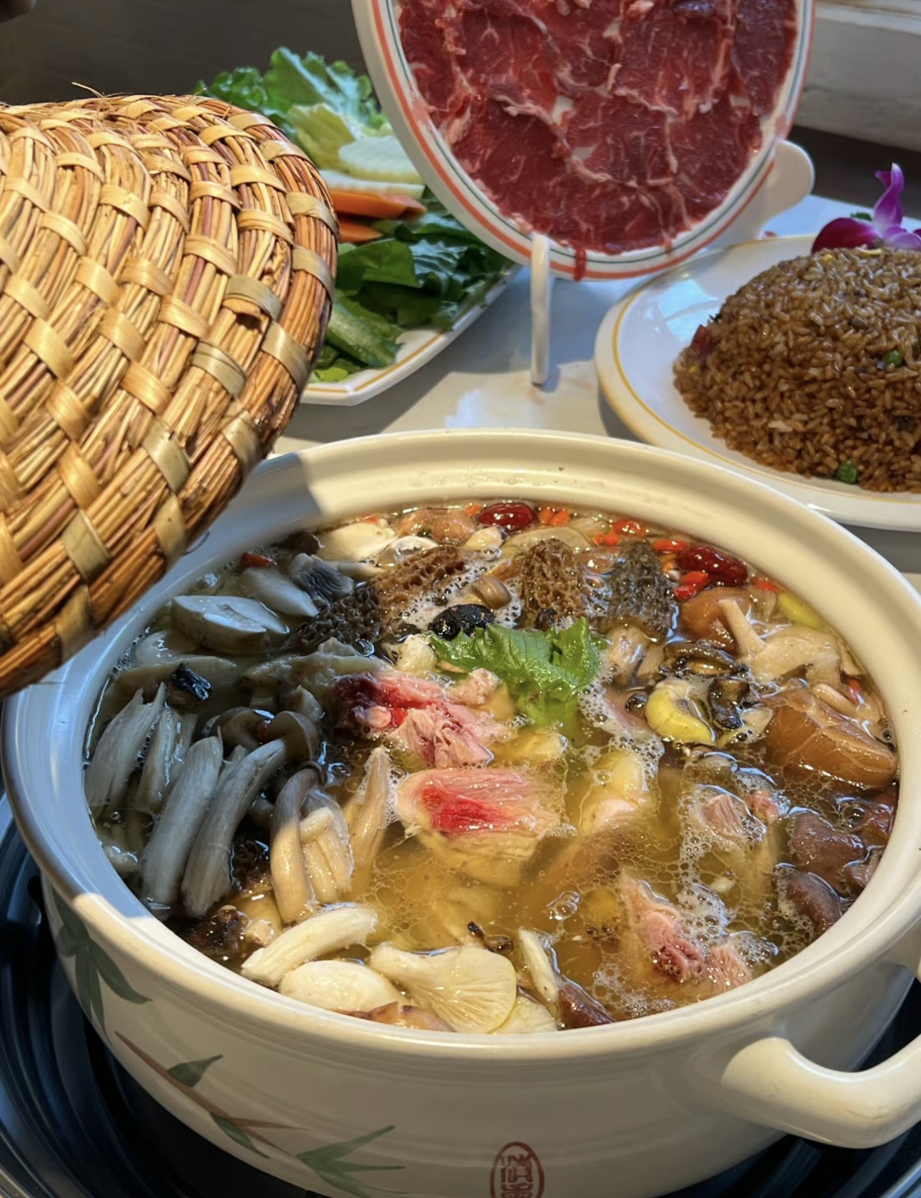 各种各样的鲜美菌子汇聚一锅，在热汤中翻滚 配图1