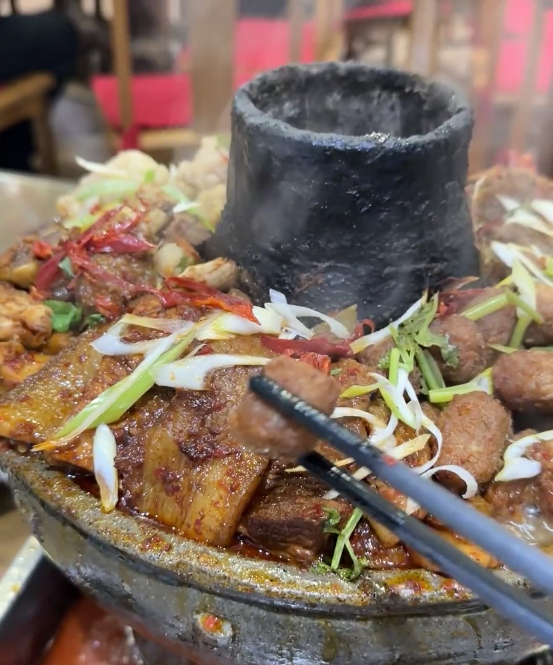 各种食材汇聚一锅，色彩斑斓，热气腾腾。丰 配图1