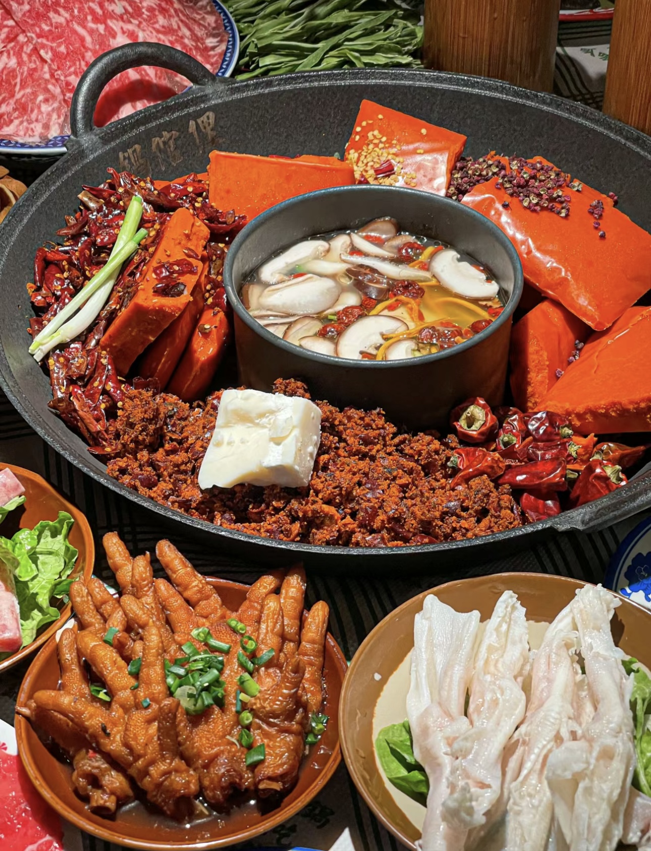 火辣与鲜香交织，特色食材在锅中翻滚。在南 配图1