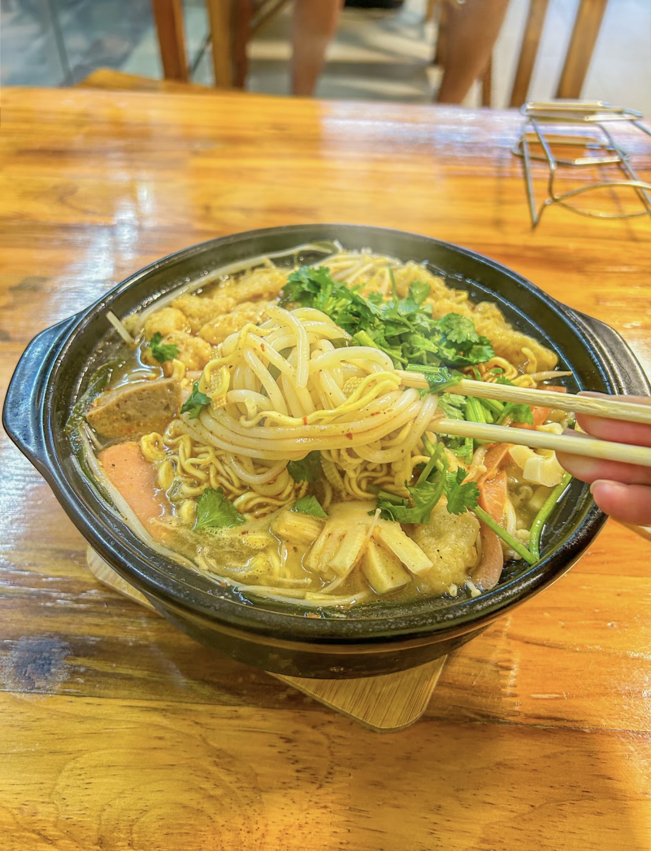 一碗过桥米线，食材丰富多样，滚烫的高汤激 配图3