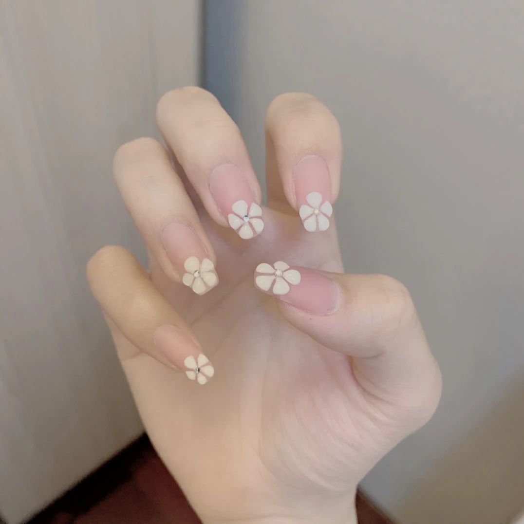 温柔法式立体花朵美甲🌺 现在的天气适合穿