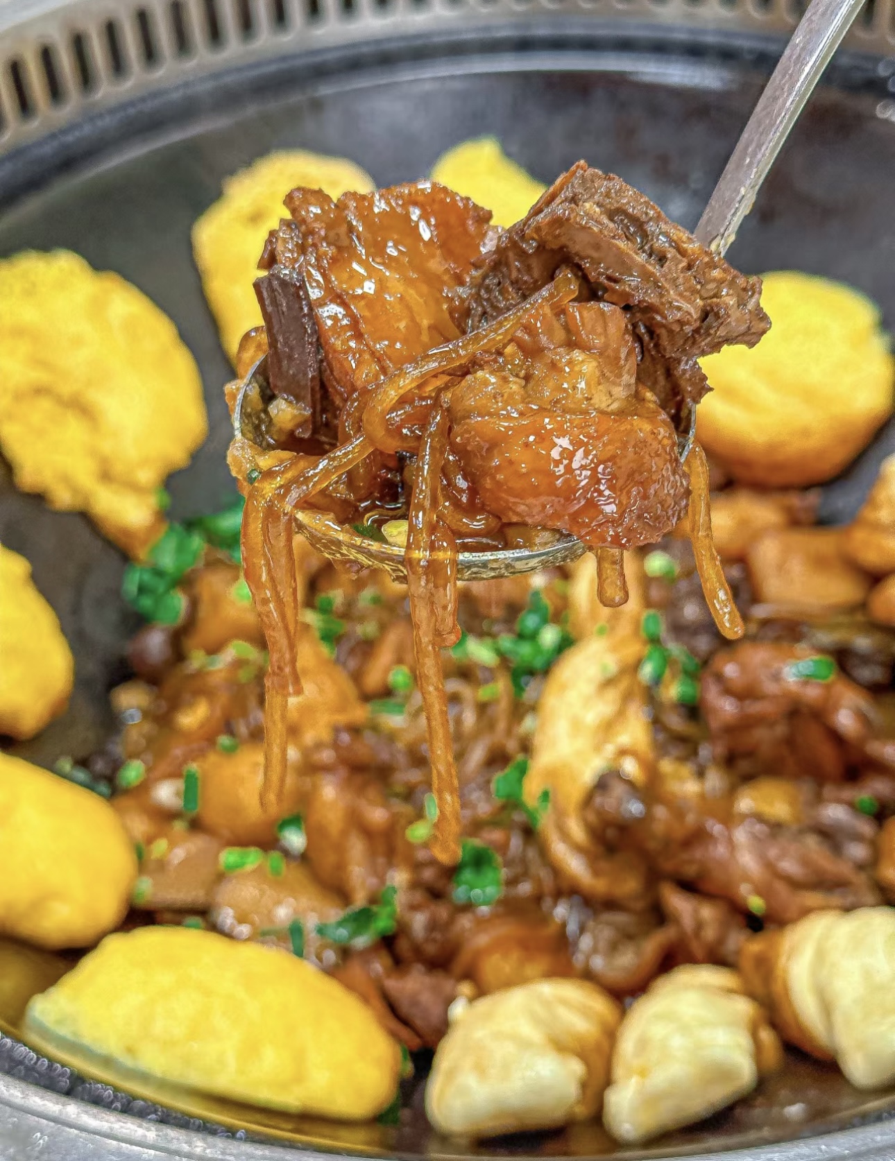 铁锅之中，鸡肉与香料相拥共舞，演绎着一场 配图1