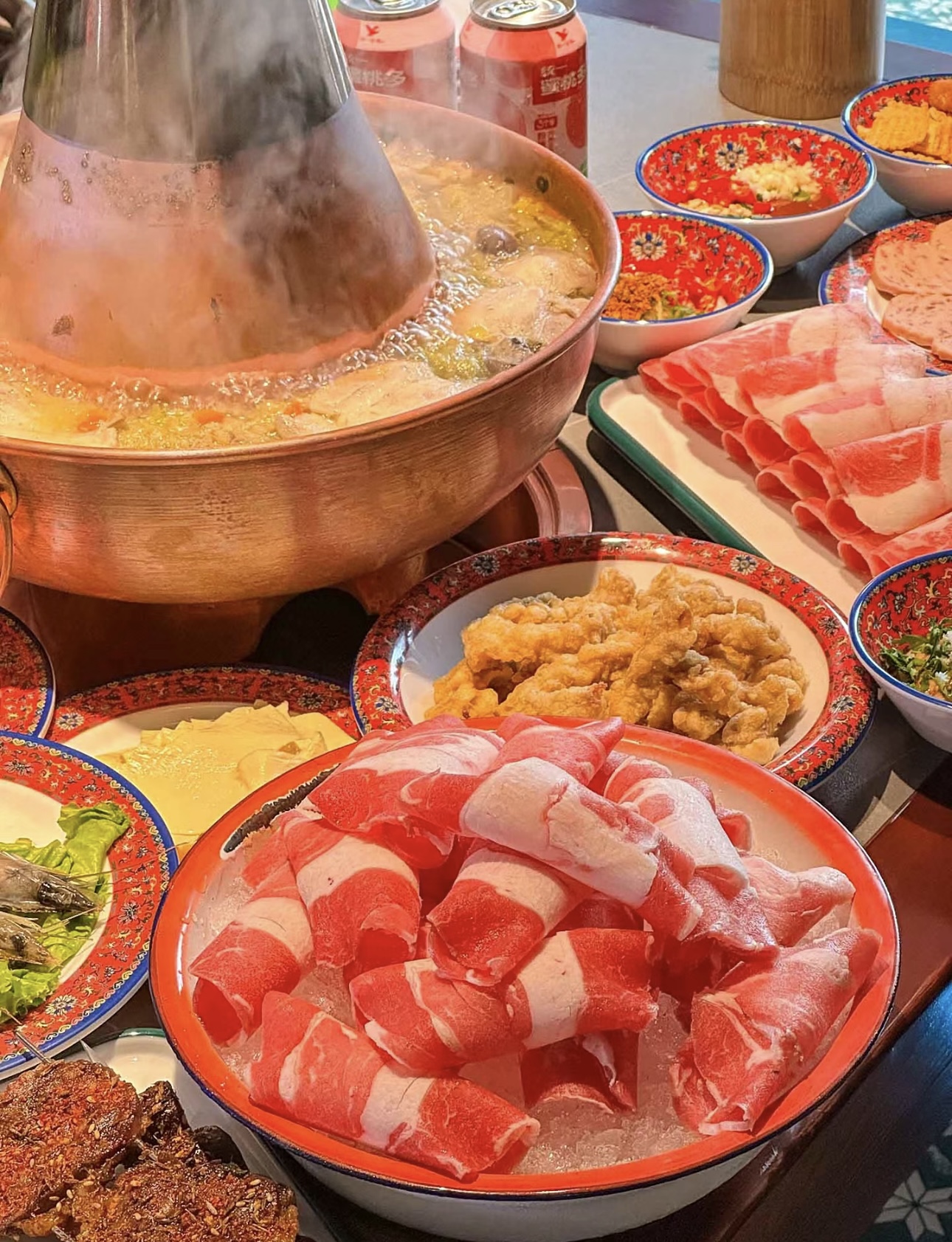 铜锅清汤，炭火温香。鲜嫩羊肉，薄如纸张。 配图3