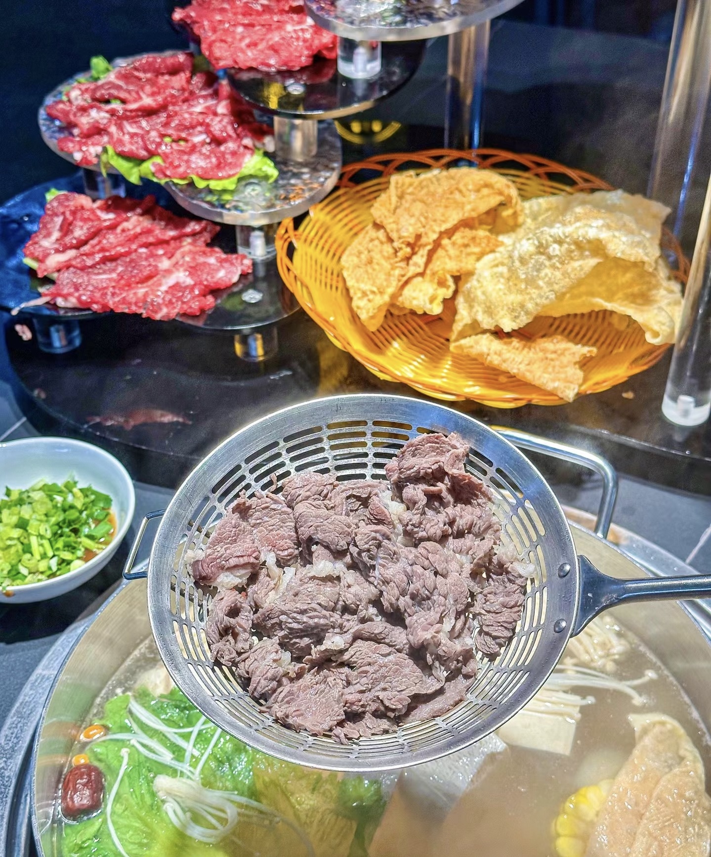 新鲜牛肉现切，在牛骨汤中翻滚，那鲜嫩爽滑 配图2