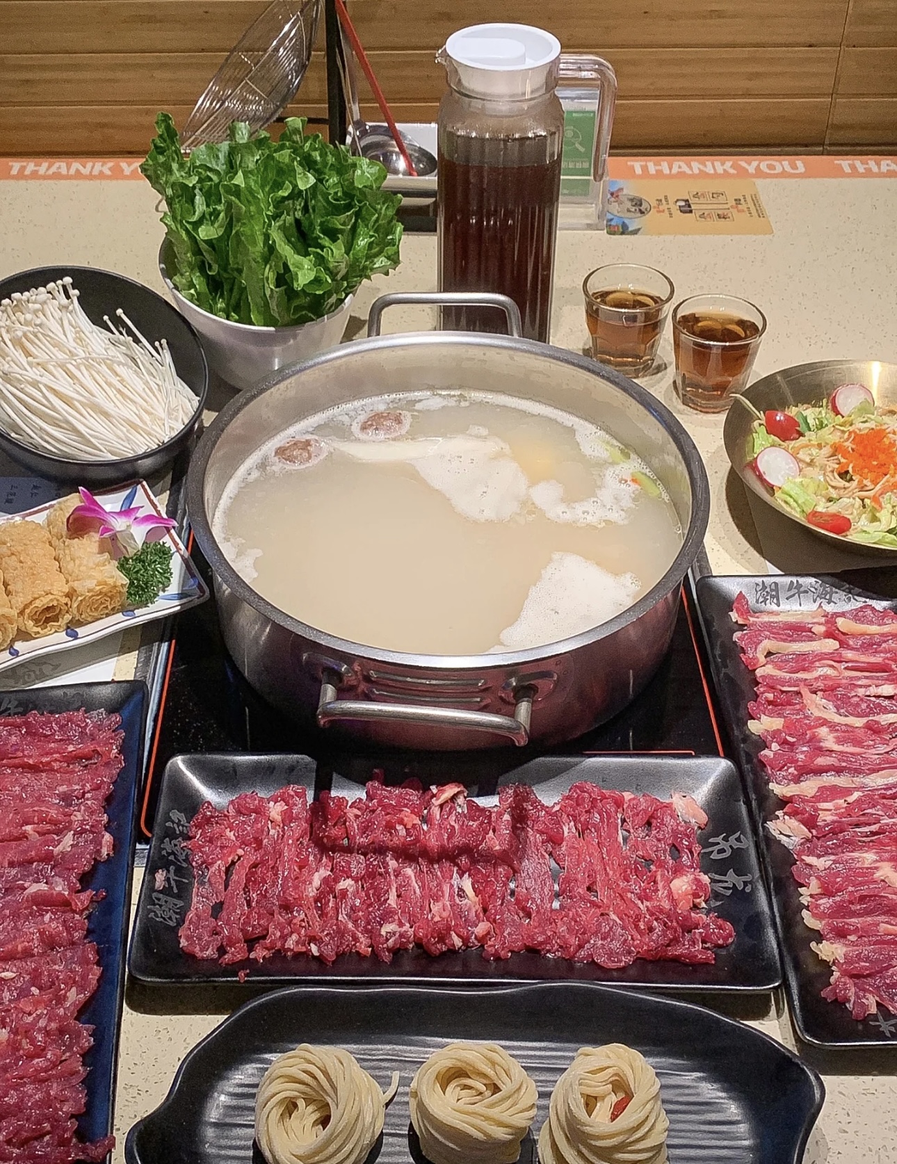 清汤涮牛肉火锅，鲜香原味绽放。精选上等牛 配图2