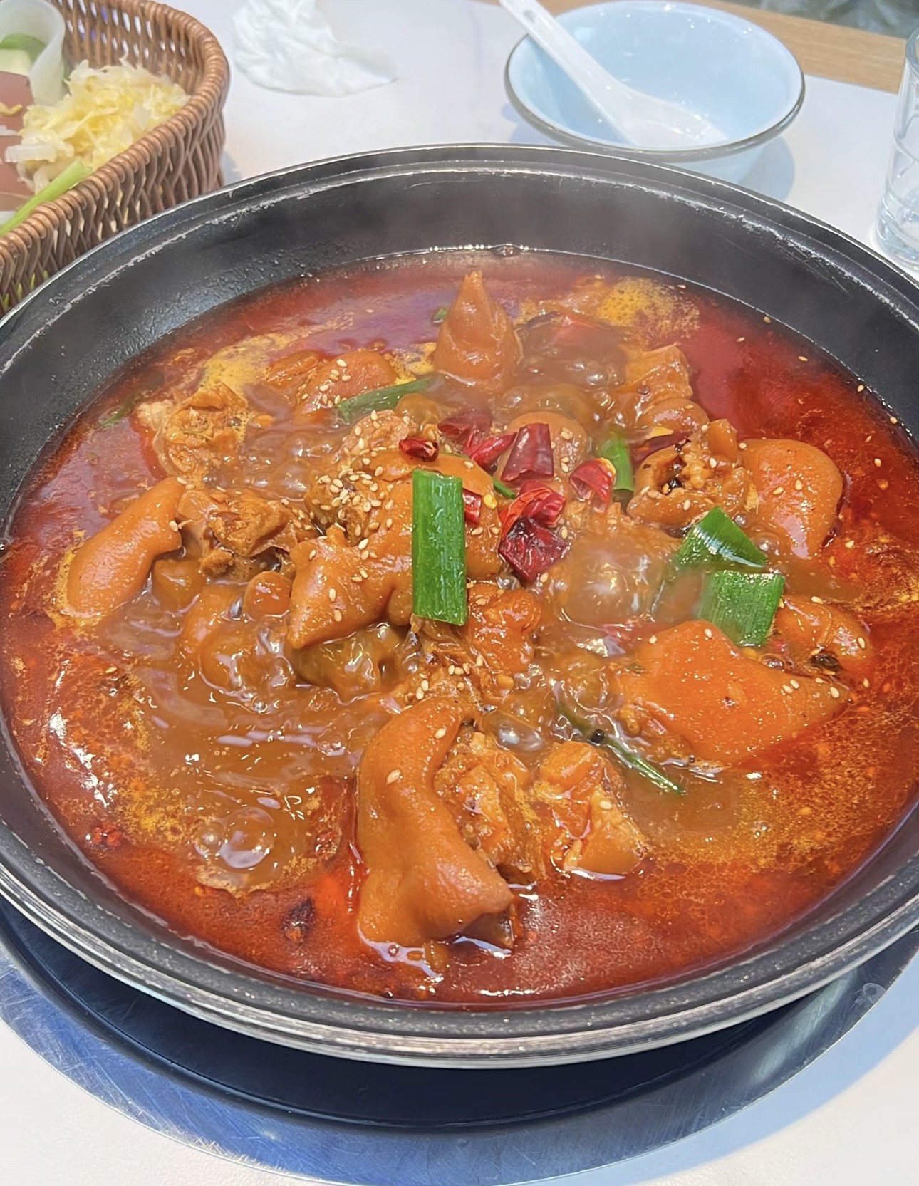 一锅猪蹄火锅，是舌尖上的柔情与火辣的交织 配图1