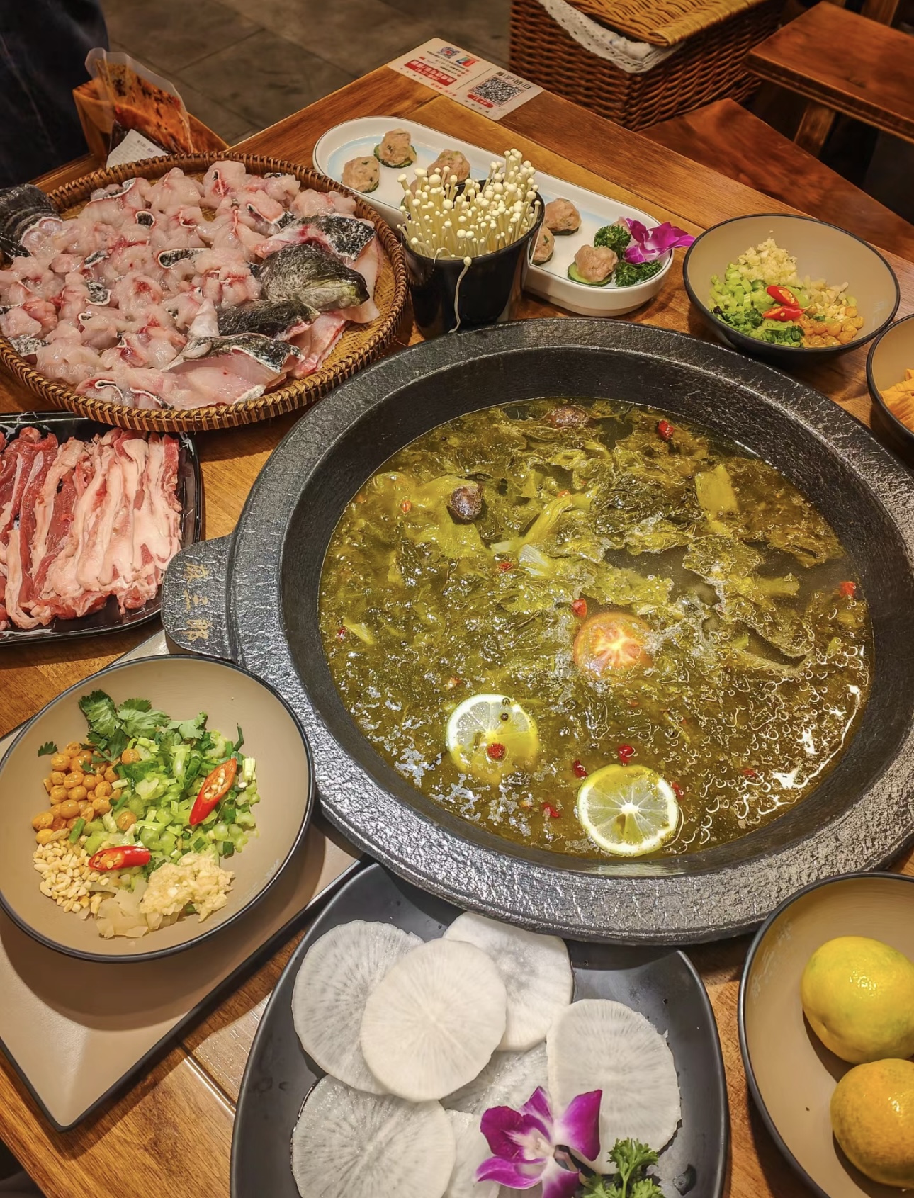 酸菜鱼火锅，美味诱惑！鲜嫩鱼肉与老坛酸菜 配图2